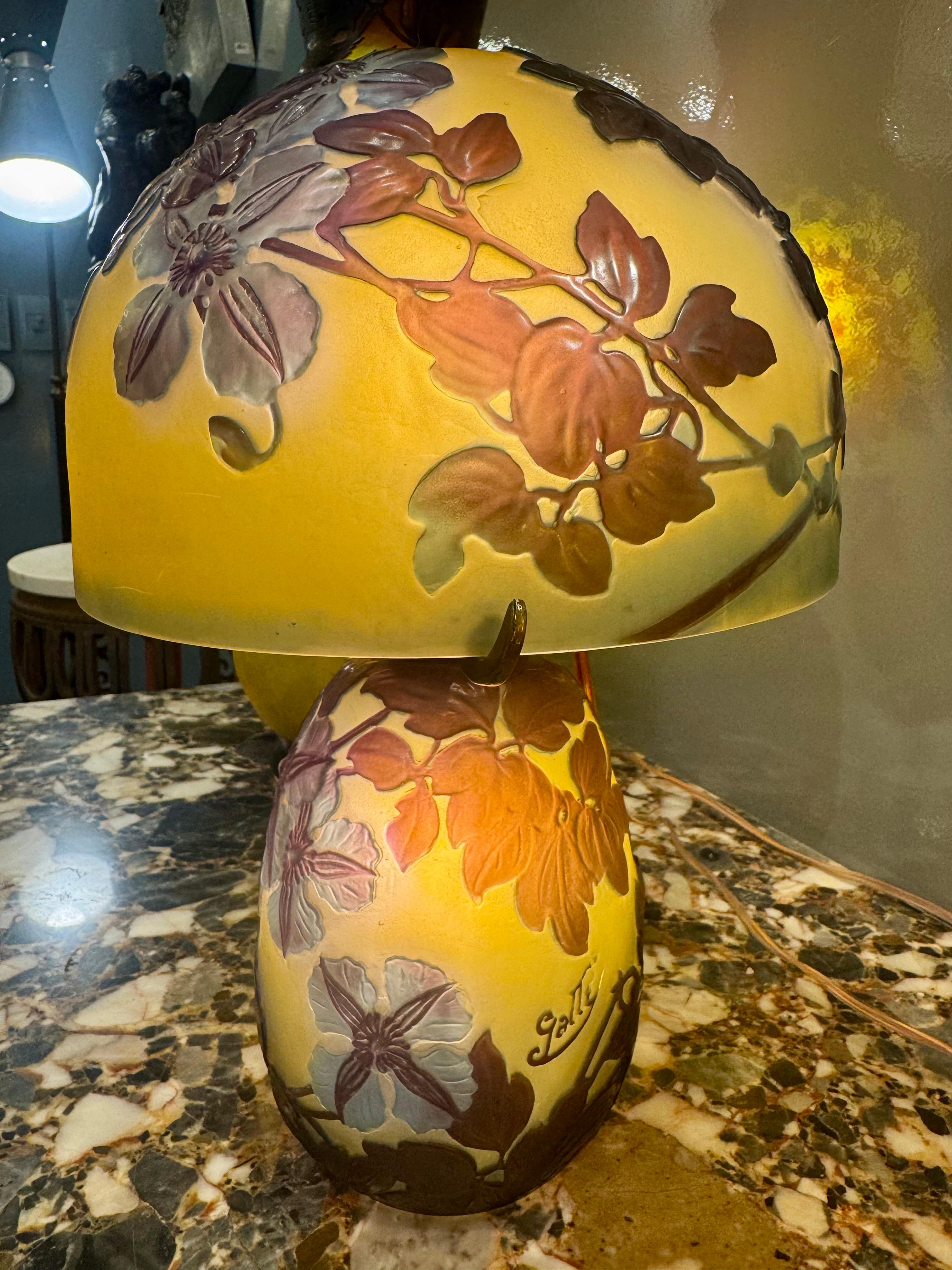 Émile Gallé Clematis Table Lamp, 1900 (Französisch) im Angebot