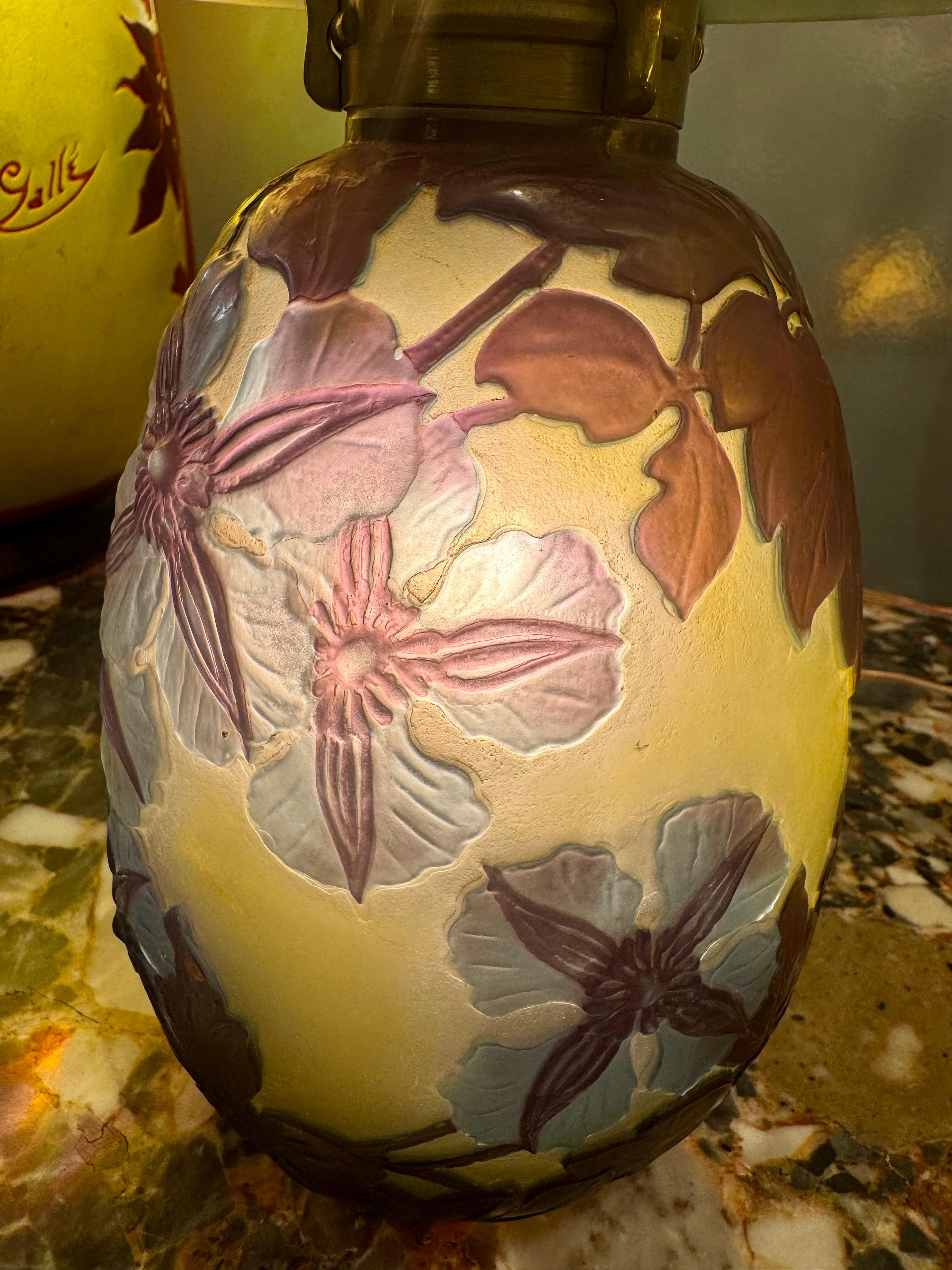 Émile Gallé Clematis Table Lamp, 1900 im Zustand „Gut“ im Angebot in CABA, AR