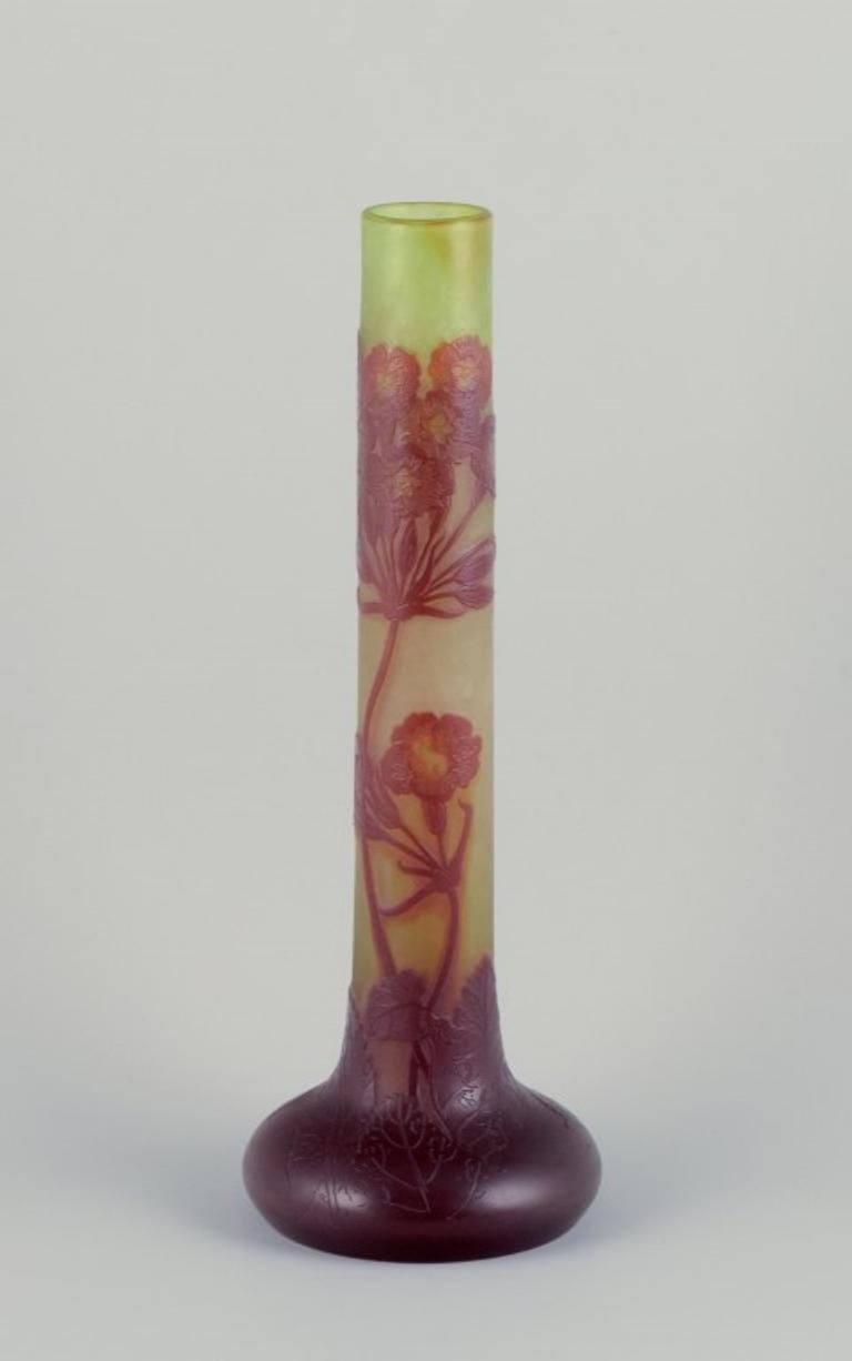 Émile Gallé (1846-1904), Francia. 
Vaso colossale in vetro artistico con motivi floreali nei toni del viola su una base verde. Tecnica della pâte de verre.
Circa 1920.
Contrassegnato.
In perfette condizioni.
Dimensioni: H. H. 44,5 cm x P. 15,5 cm.