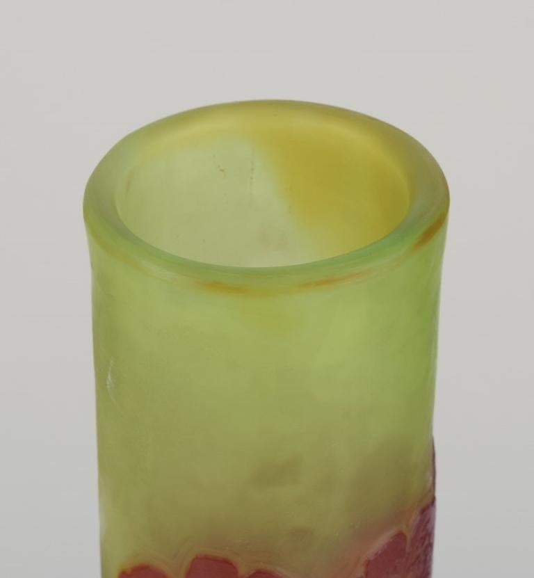 Vetro artistico Émile Gallé. Vaso colossale in vetro artistico con motivi floreali. Circa anni '20 in vendita