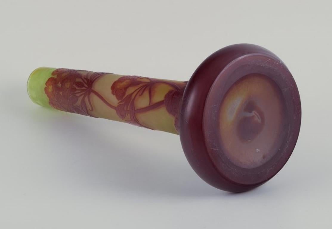 Émile Gallé. Vaso colossale in vetro artistico con motivi floreali. Circa anni '20 in vendita 1