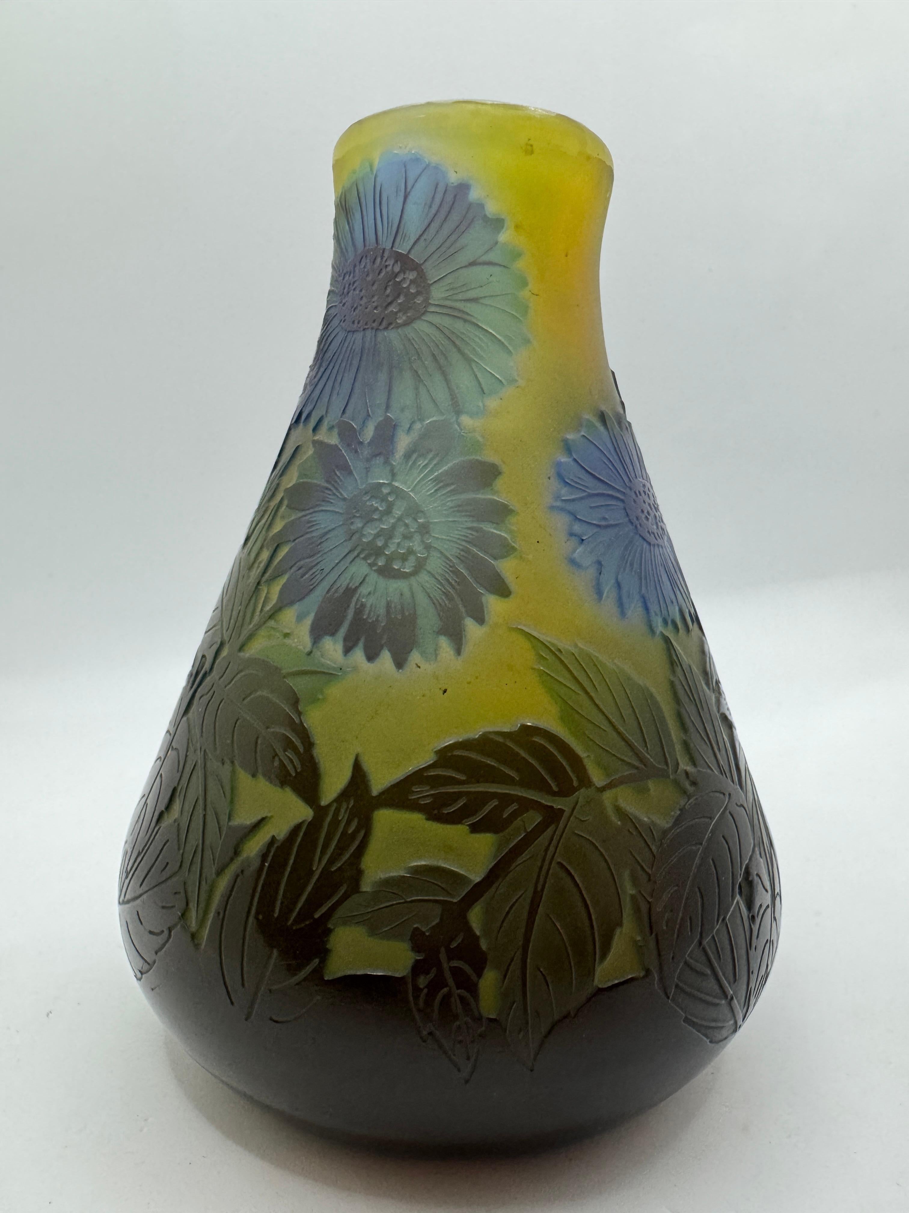Vaso Emile Galle 'Fiordalisi' 1920 circa, vetro trasparente sovrapposto con dense inclusioni di polvere di pigmento giallo; l'esterno è sovrapposto in blu e verde; decorazione continua in più fasi con fiordalisi incisi in diversi stadi di fioritura