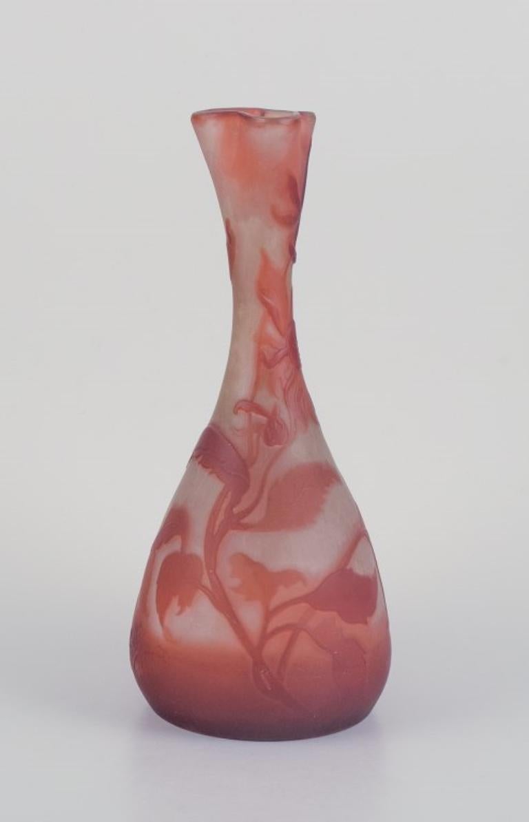 Emile Gallé, early and rare art glass vase decorated with flowers in orange/red frosted art glass.
Ca. 1900.
Early signature.
In perfect condition.
Dimensions: H 25.5 cm x D 13.0 cm.