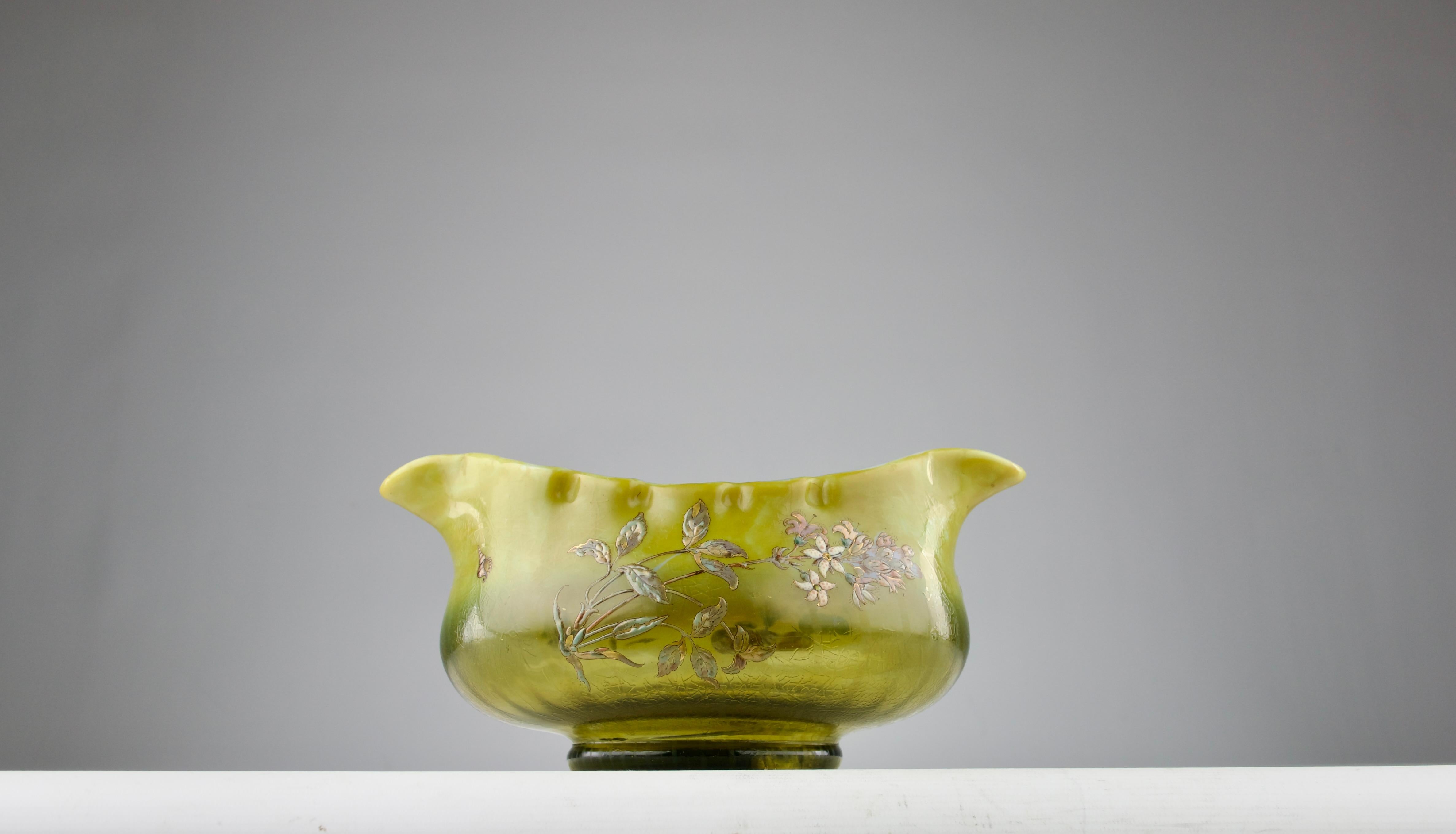 Superbe et rare vase jardinière d'Émile Gallé en verre opalin vert à décor émaillé de coquillages, de plantes et de fleurs. France, fin des années 1800. Signé 