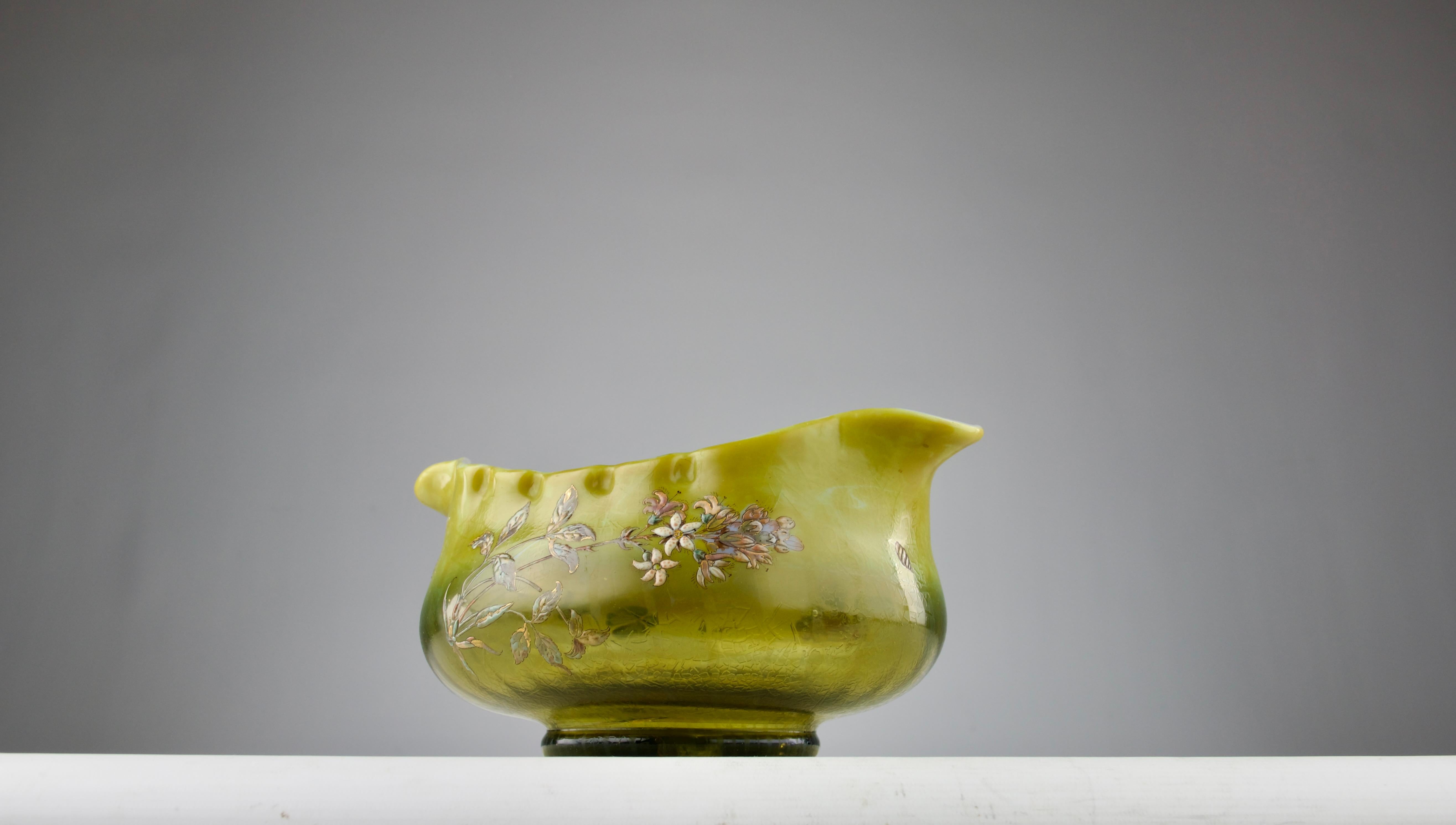 Art nouveau Émile Gallé, Vase Jardinière en verre opalin vert, coquillages et fleurs émaillés en vente