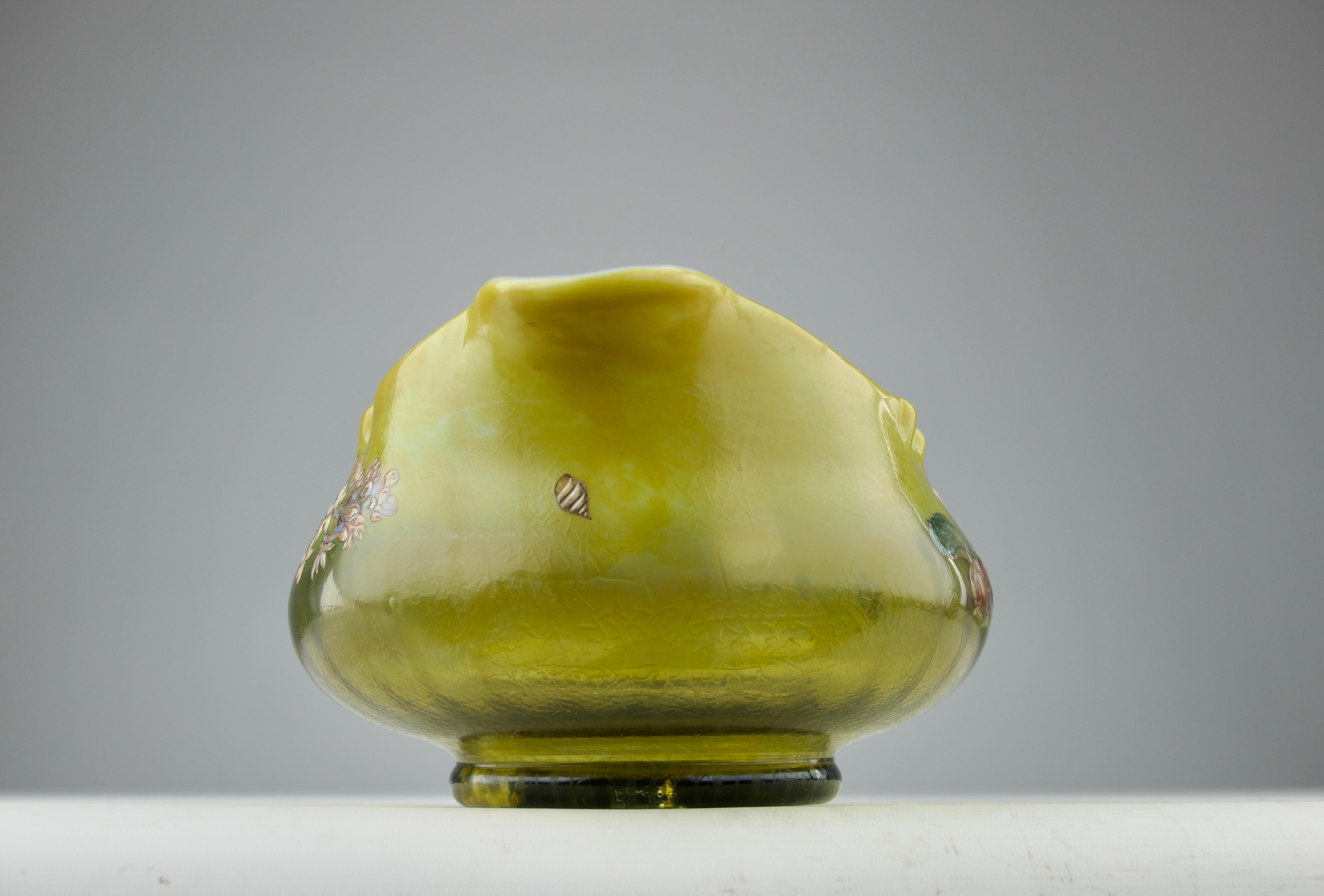 Français Émile Gallé, Vase Jardinière en verre opalin vert, coquillages et fleurs émaillés en vente