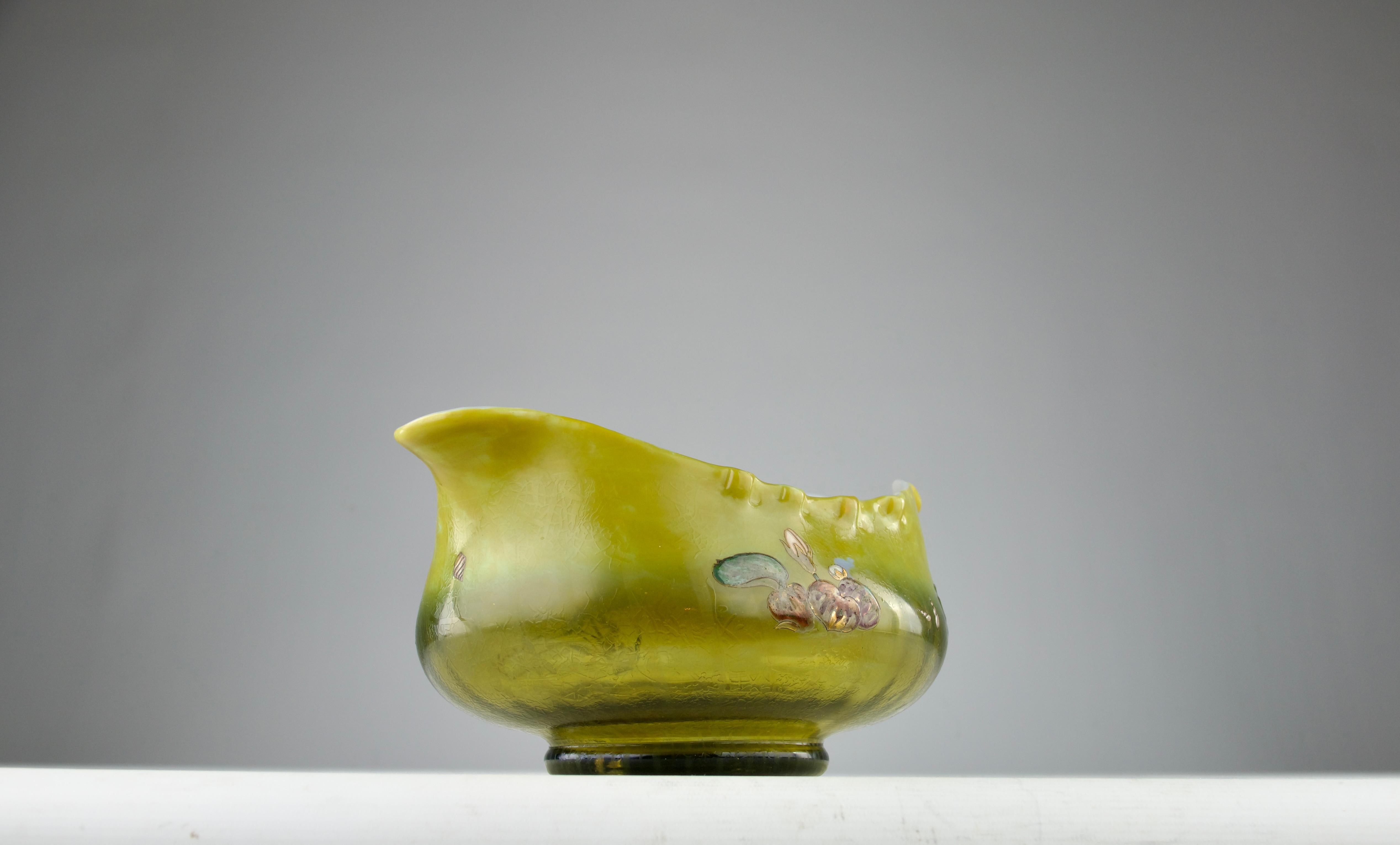 Émile Gallé, Vase Jardinière en verre opalin vert, coquillages et fleurs émaillés Bon état - En vente à PARIS, FR