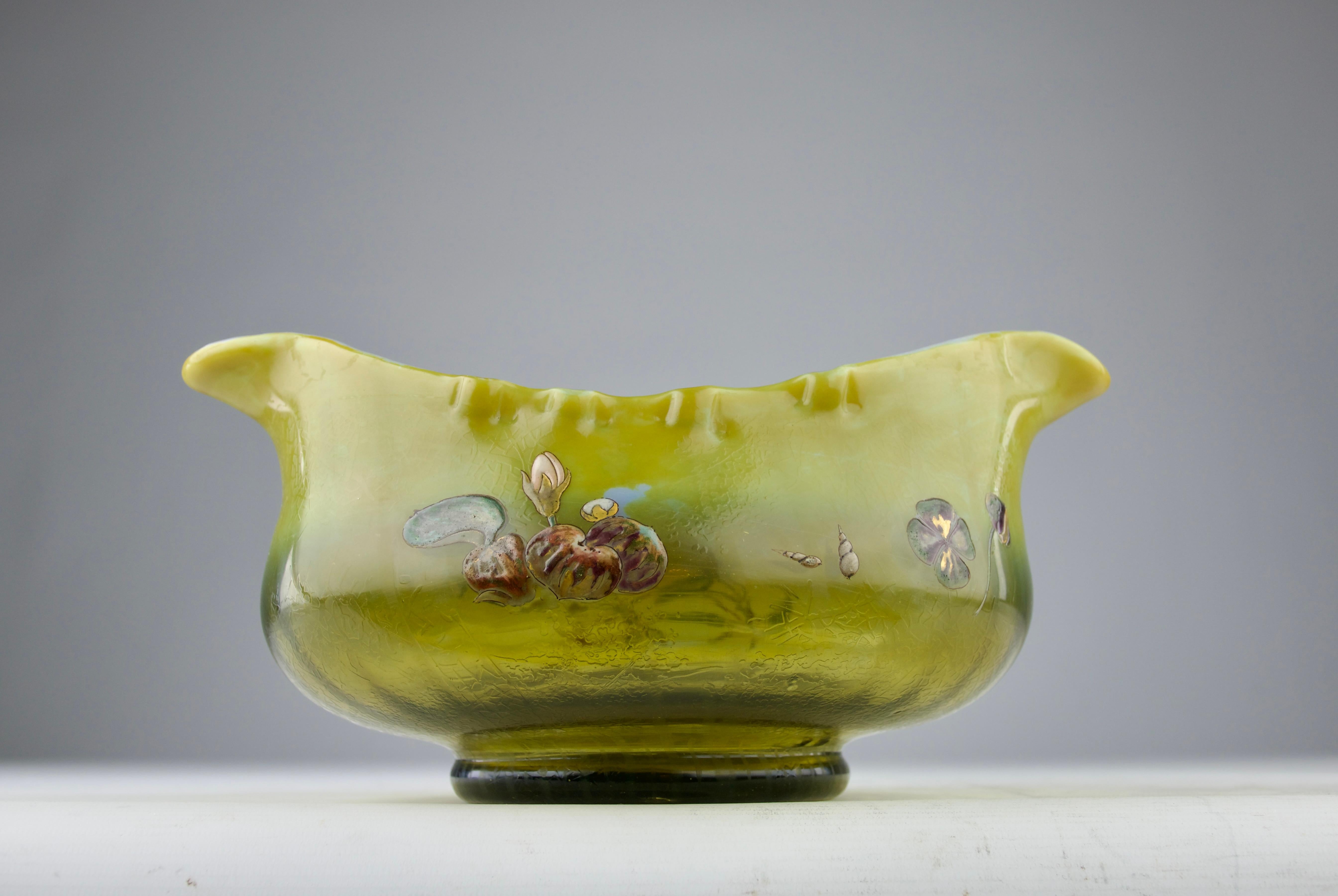 Fin du XIXe siècle Émile Gallé, Vase Jardinière en verre opalin vert, coquillages et fleurs émaillés en vente