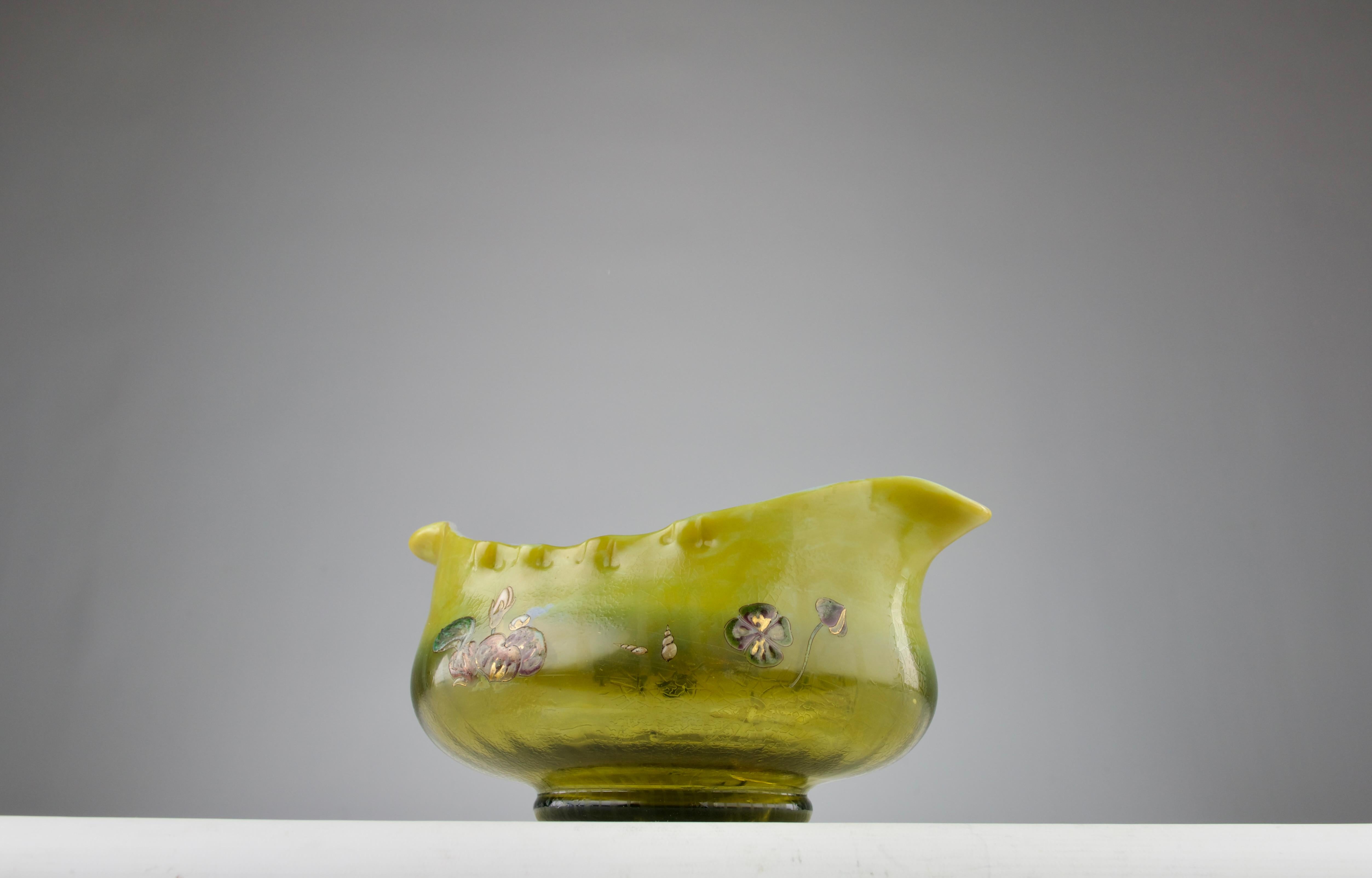 Émail Émile Gallé, Vase Jardinière en verre opalin vert, coquillages et fleurs émaillés en vente