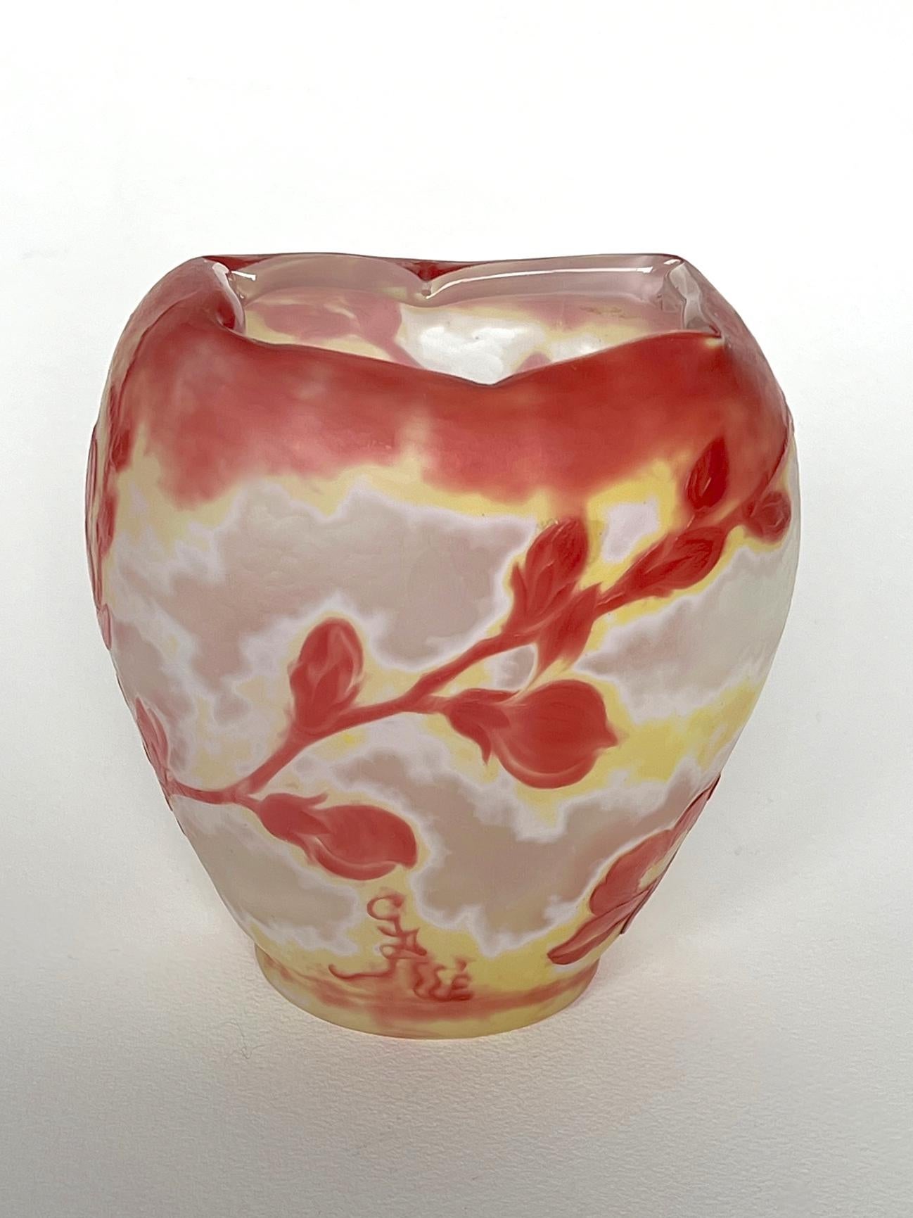 Émile Gallé  - Exquisite Art Nouveau  'Magnolia' Cameo Glass Vase In Good Condition In South Gippsland, Victoria