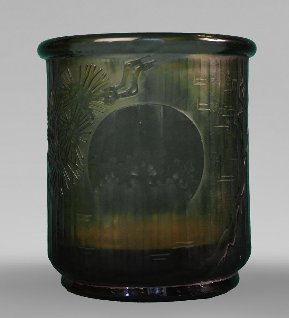 Questo vaso è stato creato da Émile Gallé per l'Escalier de Cristal alla fine del XIX secolo.

Figura pionieristica dell'Art Nouveau, Émile Gallé fu particolarmente influenzato dalle arti dell'Estremo Oriente. Ha collaborato numerose volte con il