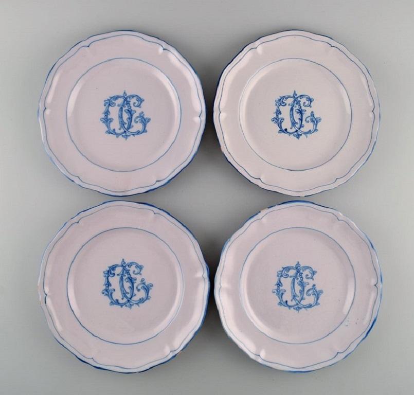 Emile Gallé per A. Clement, Nancy. 15 piatti antichi in maiolica dipinti a mano. 
Anni '70/'80.
Misura: Diametro: 23,5 cm.
In ottime condizioni. Tutti i piatti presentano piccole sbucciature lungo il bordo.
Firmato.