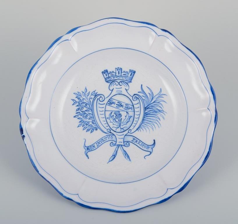 Emile Gallé para St. Clement, Nancy. Conjunto de cinco platos de loza pintados a mano. Decorado con un escudo de armas.
Años 1870/1880.
En excelente estado.
Marcado.
Dimensiones: P 23,5 cm x A 2,7 cm.