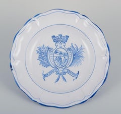 Emile Gallé für St. Clement, Nancy. Ein Satz von fünf Esstellern aus Fayence.