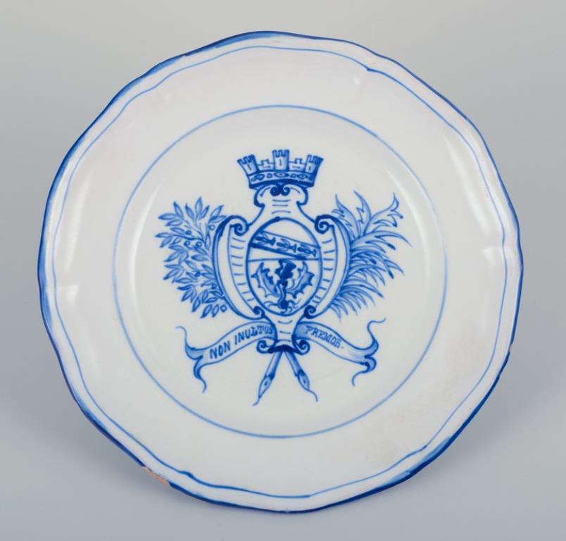 Emile Gallé para St. Clement, Nancy. Juego de seis platos de loza pintados a mano. Decorado con escudo de armas.
Años 1870/1880.
Todas las placas tienen desconchones; una tiene una grieta fina. Ver fotos.
Marcado.
Dimensiones: 23,5 cm x 2,7 cm.