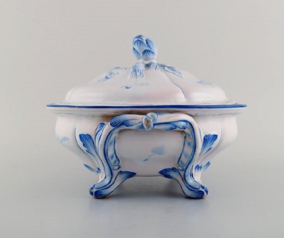 Emile Gallé for St. Clement, Nancy. Antique lidded bowl / tureen on feet in hand painted faience decorated with rosebud and foliage,
1870s-1880s.
Measures: 25.5 x 18.5 cm.
In excellent condition.
Signed.