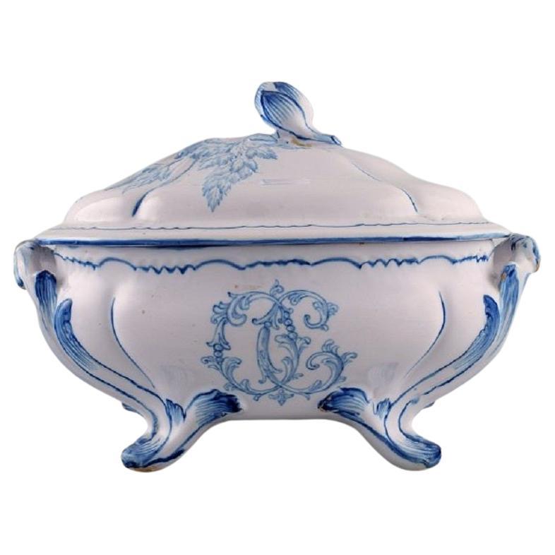 Emile Gallé per St. Clement Nancy, antica zuppiera con coperchio in maiolica dipinta a mano