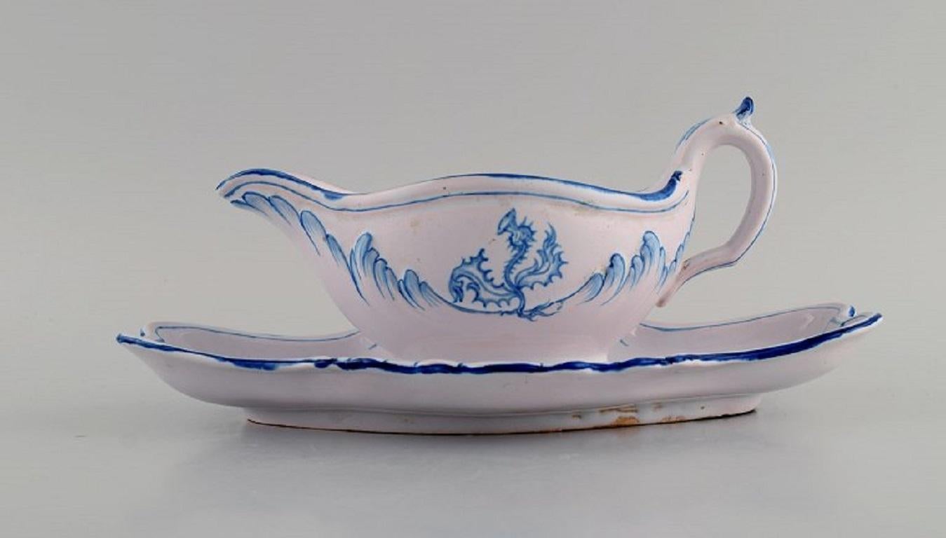 Emile Gallé per A. Clement, Nancy. 
Antica salsiera in maiolica dipinta a mano. 1870 / 80s.
Misure: 25 x 15,5 x 10 cm.
In ottime condizioni.
Firmato.