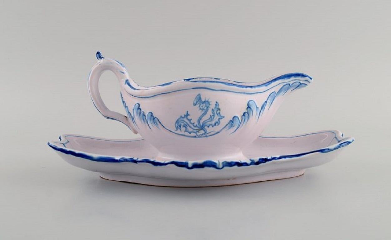 Francese Emile Gallé per St. Clement, Nancy, antica salsiera in maiolica dipinta a mano in vendita