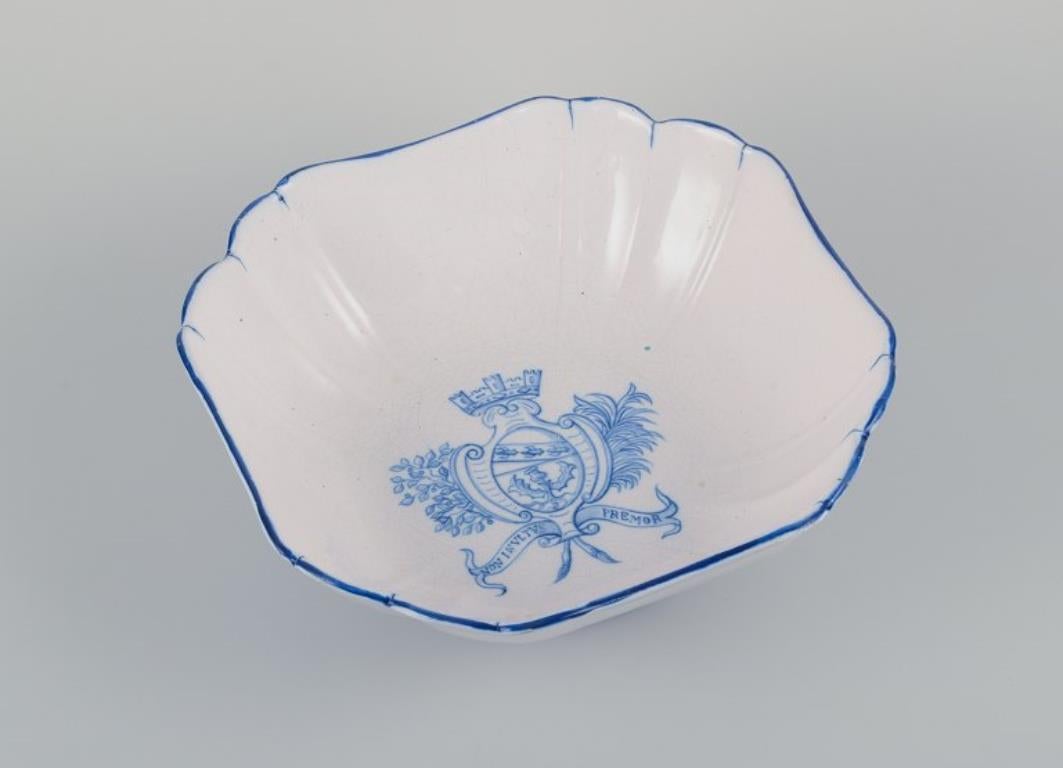 Emile Gallé para St. Clement, Nancy, Francia. 
Gran cuenco cuadrado y salsera de loza pintados a mano. Decorado con escudo de armas.
Años 1870/1880.
En buen estado, el cuenco tiene una grieta larga y extensa. Salsa 
Barco con desportilladura mínima
