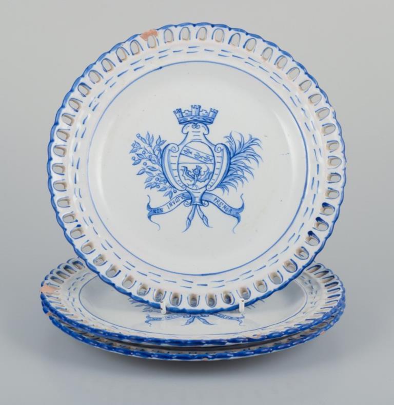 Emile Gallé para St. Clement, Nancy. Una gran fuente redonda y tres platos abiertos de encaje en loza pintada a mano. Decorado con un escudo de armas.
Años 1870/1880.
En buen estado, las cuatro piezas tienen desconchones.
Marcado.
Placa: D 21,0