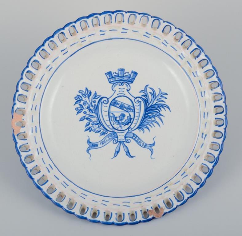 Emile Gallé para St. Clement, Nancy. Gran fuente de servir y tres platos. Pintado a mano en venta