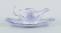 Emile Gallé pour St Clement, Nancy. Saucière sur socle en faïence