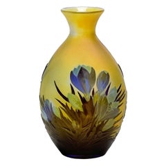 Emile Galle France Vase en verre camée à 3 couches, gravé à l'acide, fleurs de crocus bleues