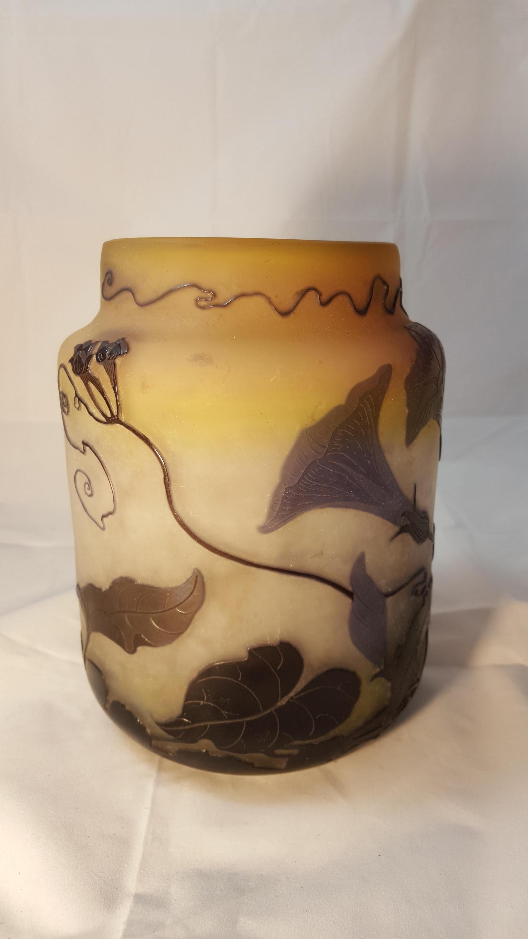 Emile Gallé, France: rare multi-layered colored glass vase with inclusion of yellow and orange oxides, dubbed in purple glass and worked in cameo with climbing bell decoration.
Signed
Measures: Height 22 cm, diameter 16 cm.