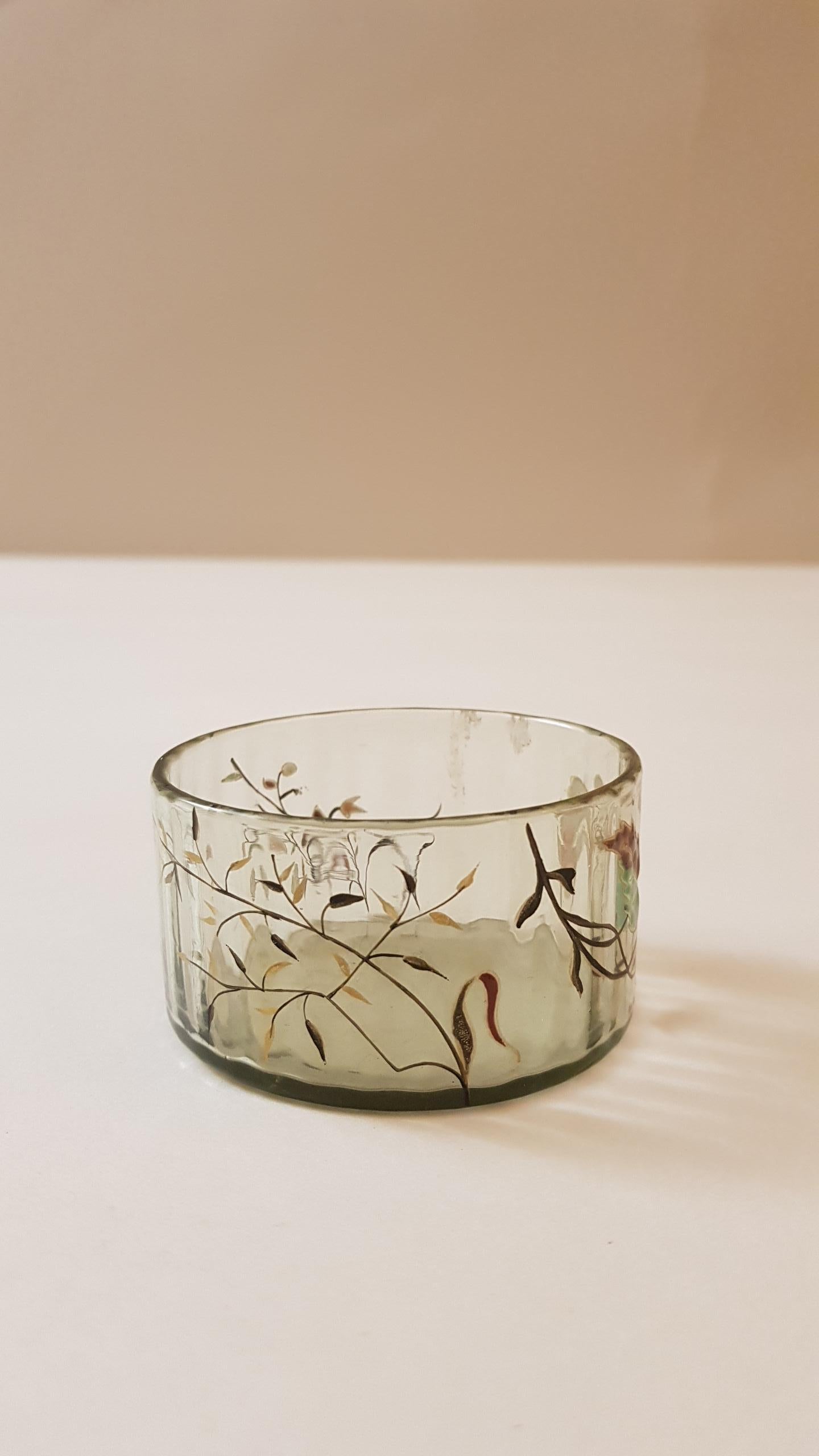 Nice bowl with enamel decoration
signed under the base.