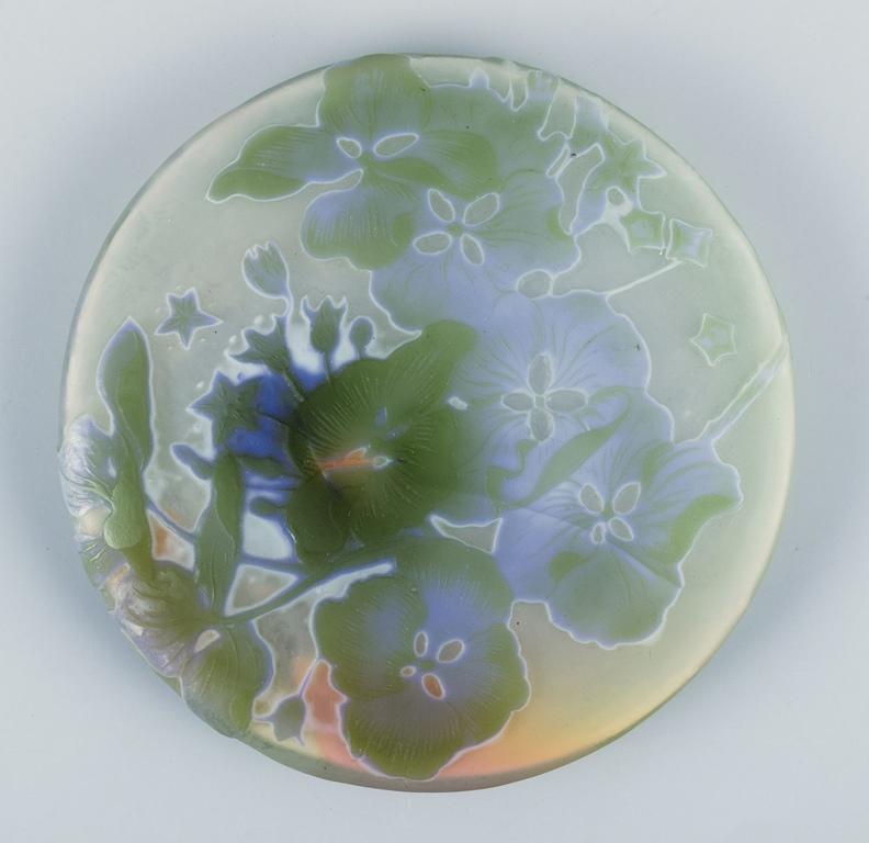 Emile Gallé, France. Rare glass bonbonniere / lidded jar, with floral motif. In Excellent Condition In Copenhagen, DK
