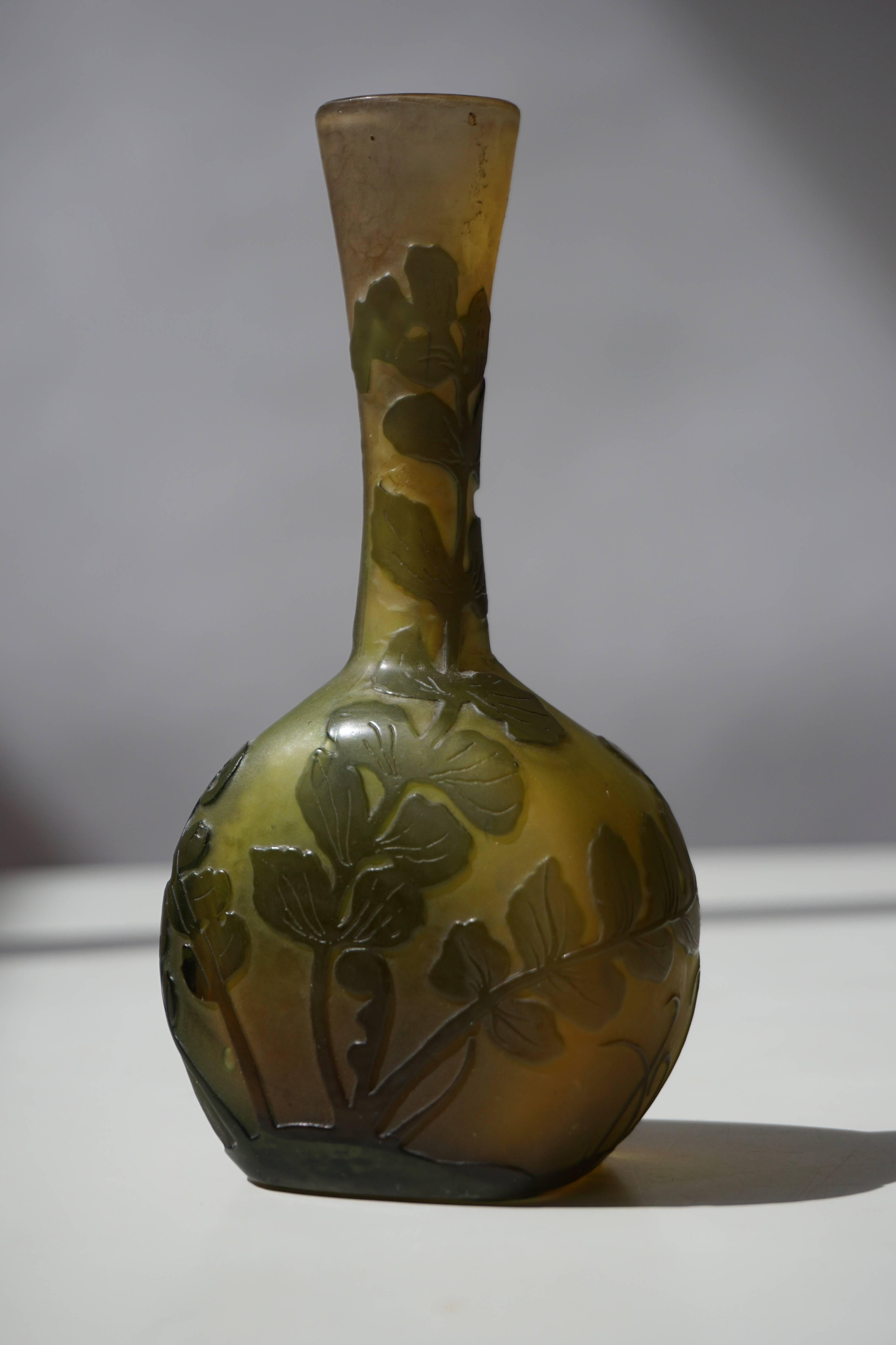 Début du 20ème siècle Emile Gallé Vase en verre camée Art nouveau français en vente