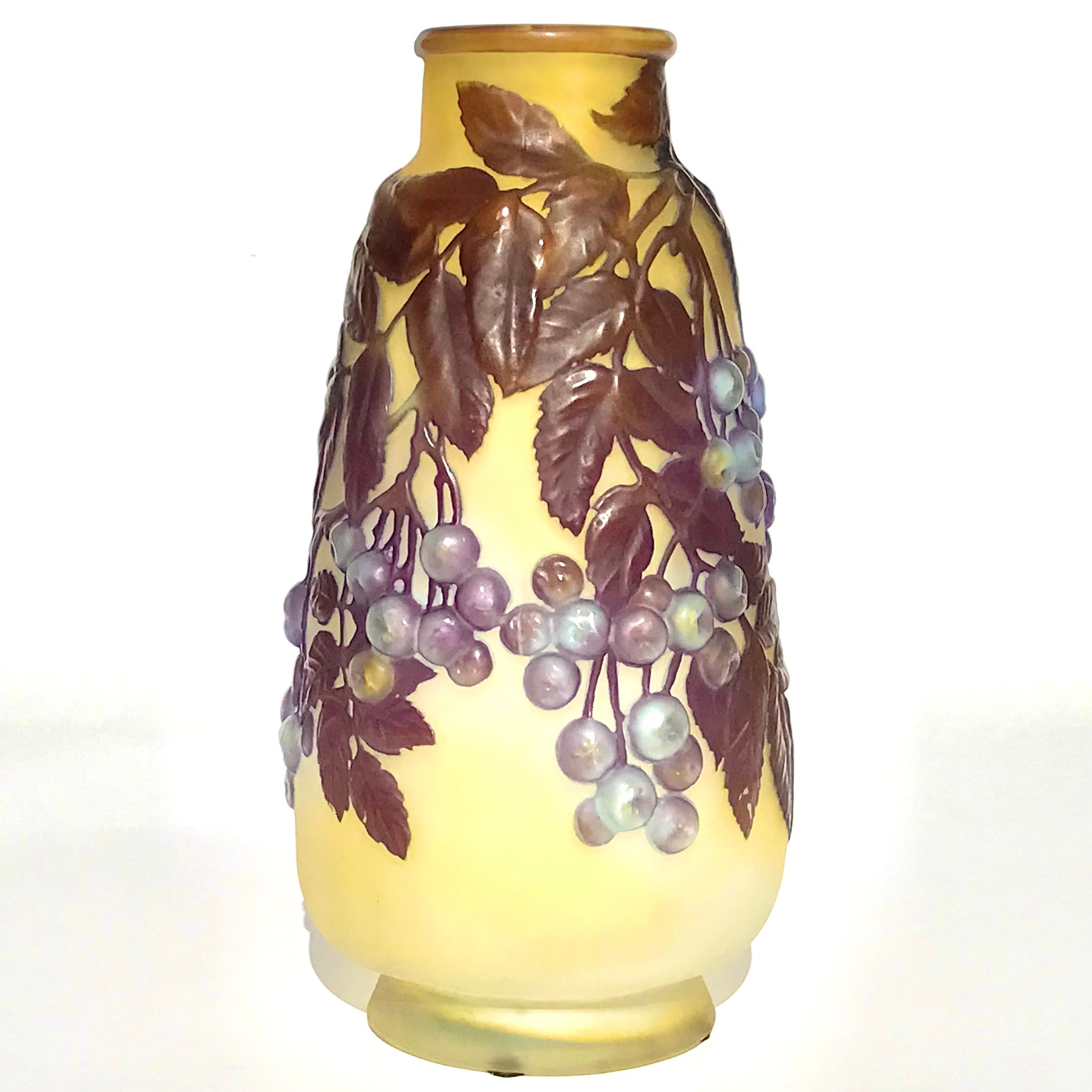 Emile Galle (Français 1846 -1904) Vase Soufflé Camée

Grand vase à baies en verre soufflé Emile Gallé, vers 1910 Fond jaune et crème avec baies bleues soufflées sur des branches avec des feuilles violettes gravées à l'acide en camée. Un vase d'une