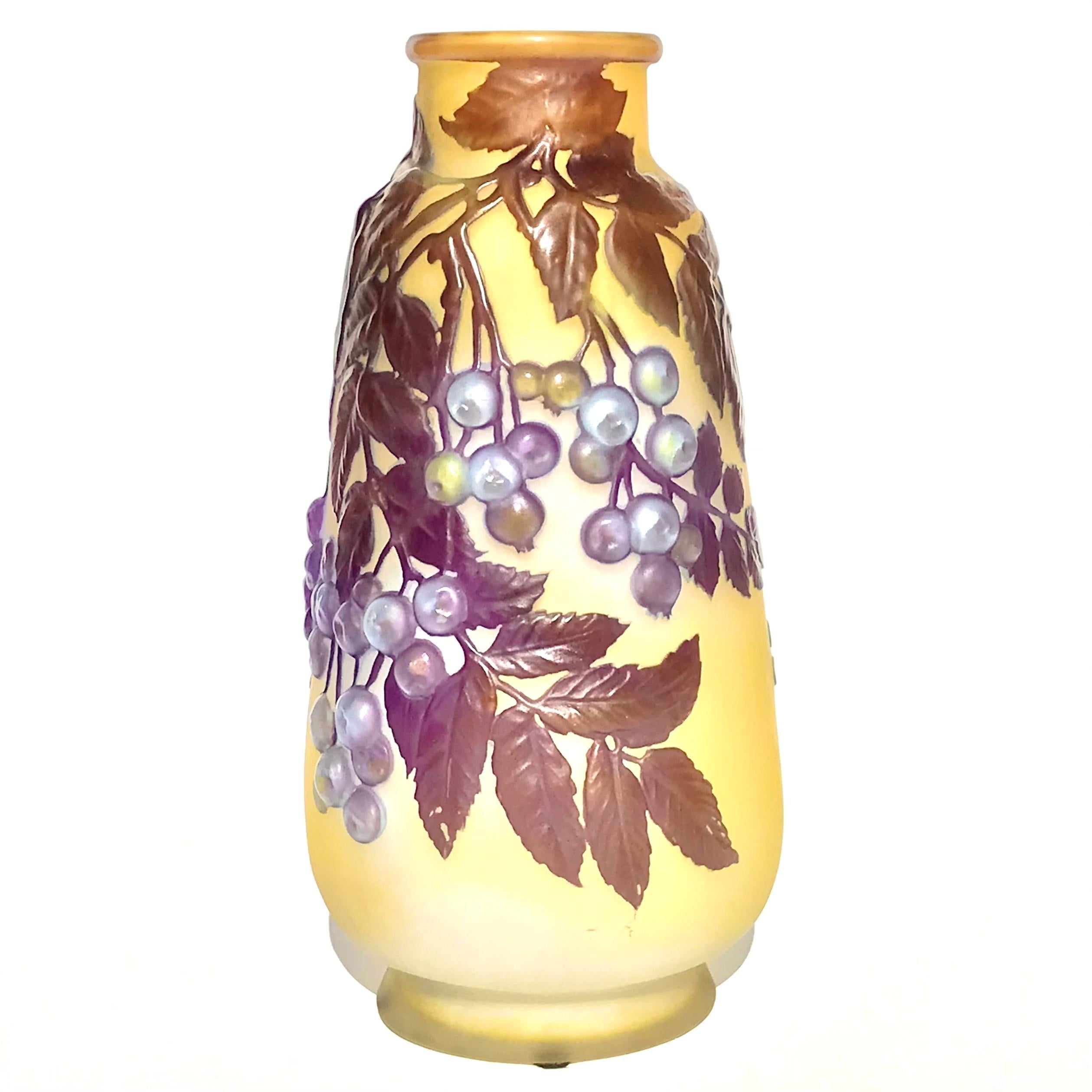 Emile Galle French Art Nouveau Soufflé Berry Vase In Good Condition In Dallas, TX