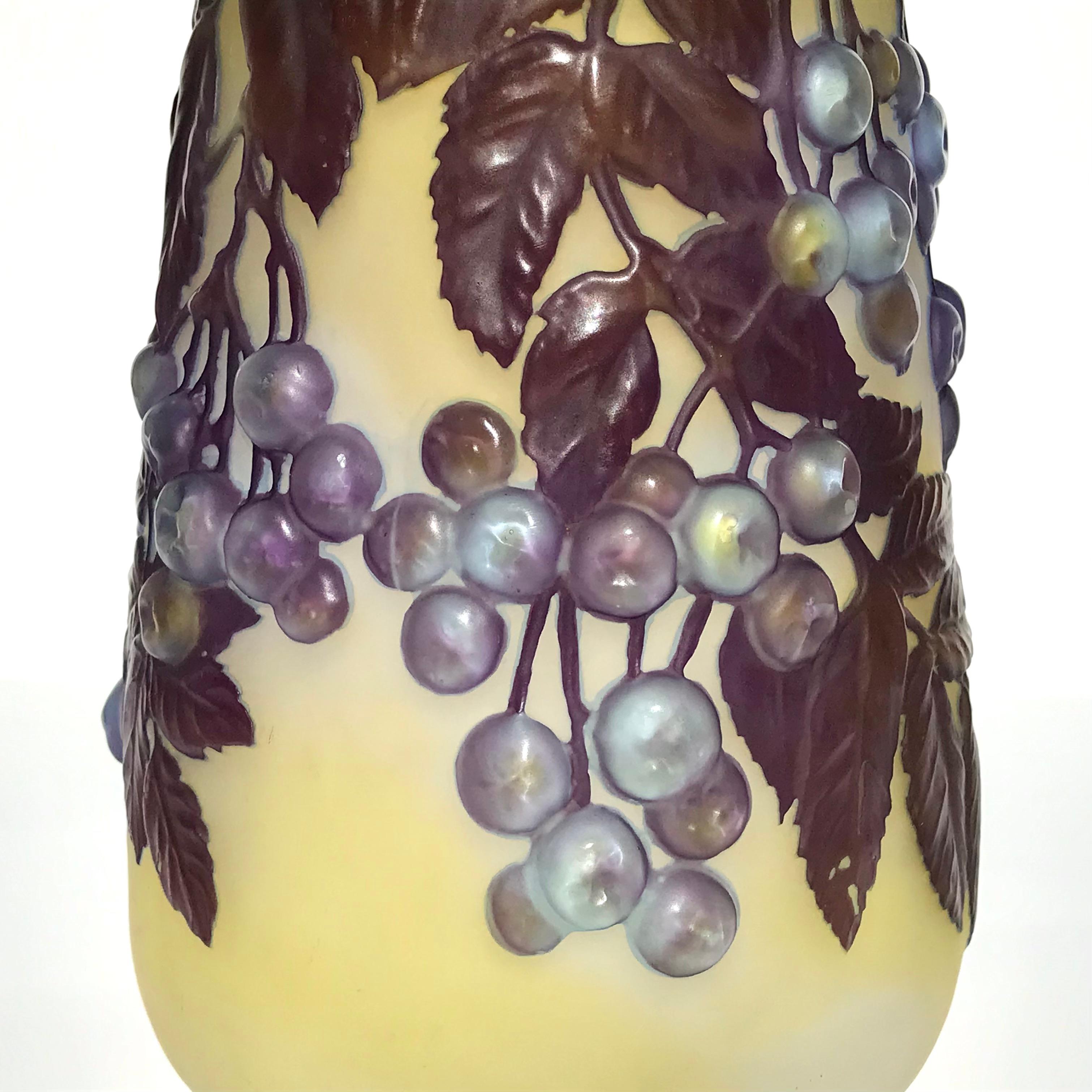 Moulé Emile Galle Art Nouveau Vase Soufflé Berry en vente