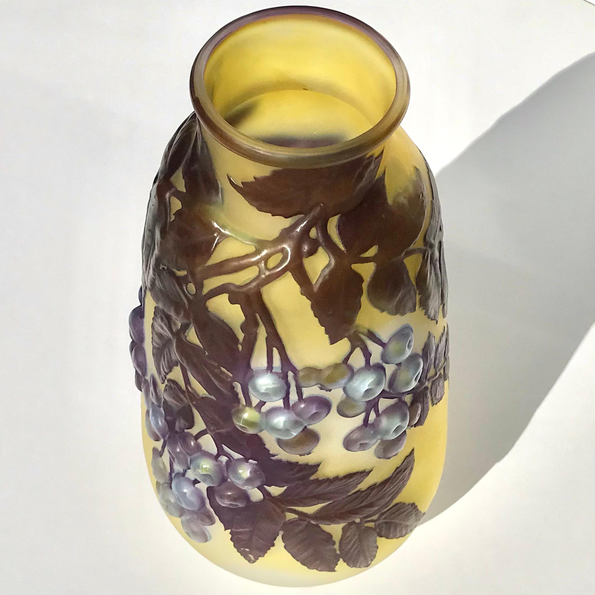 Emile Galle Französisch Jugendstil Soufflé Beeren Vase (Glaskunst) im Angebot