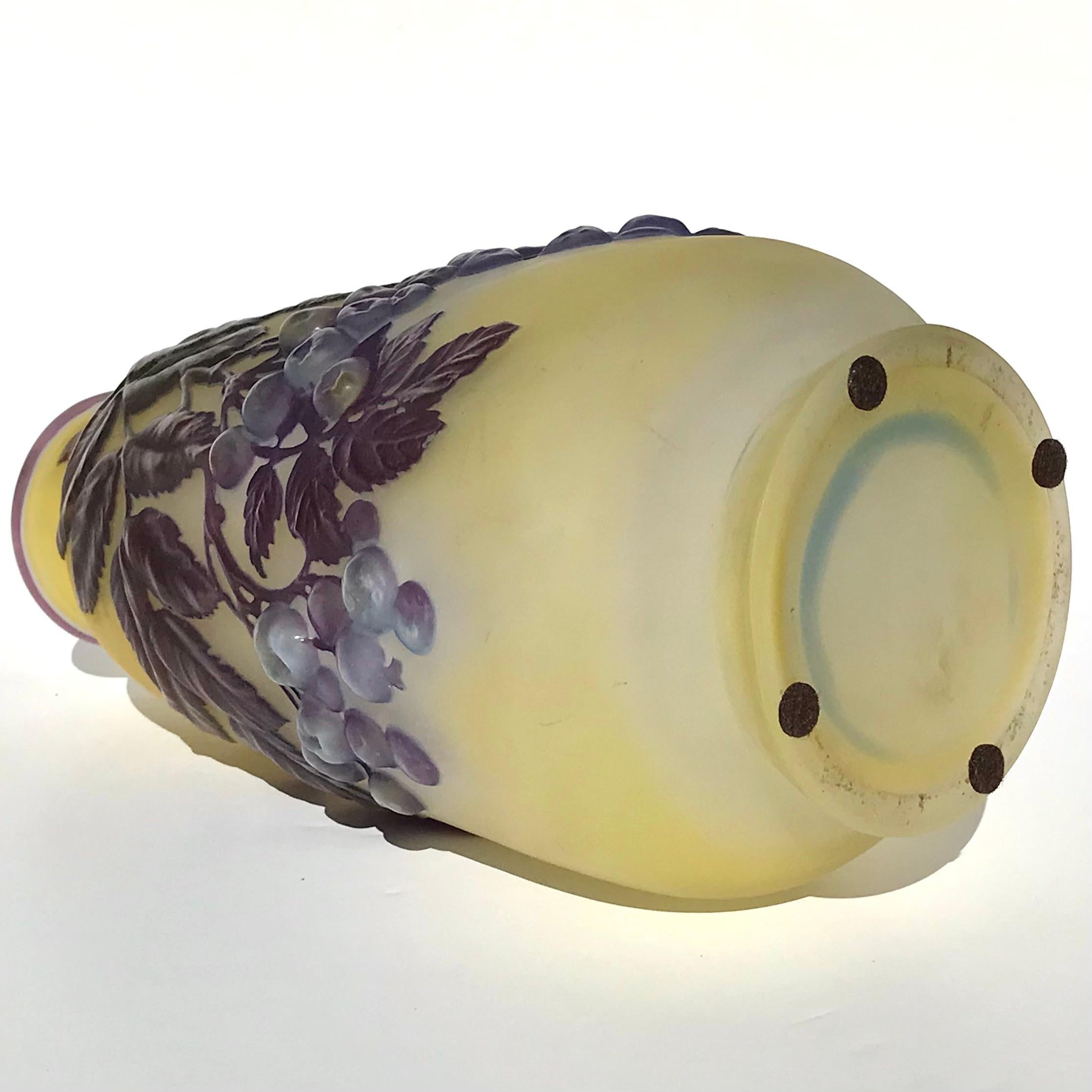 Début du 20ème siècle Emile Galle Art Nouveau Vase Soufflé Berry en vente