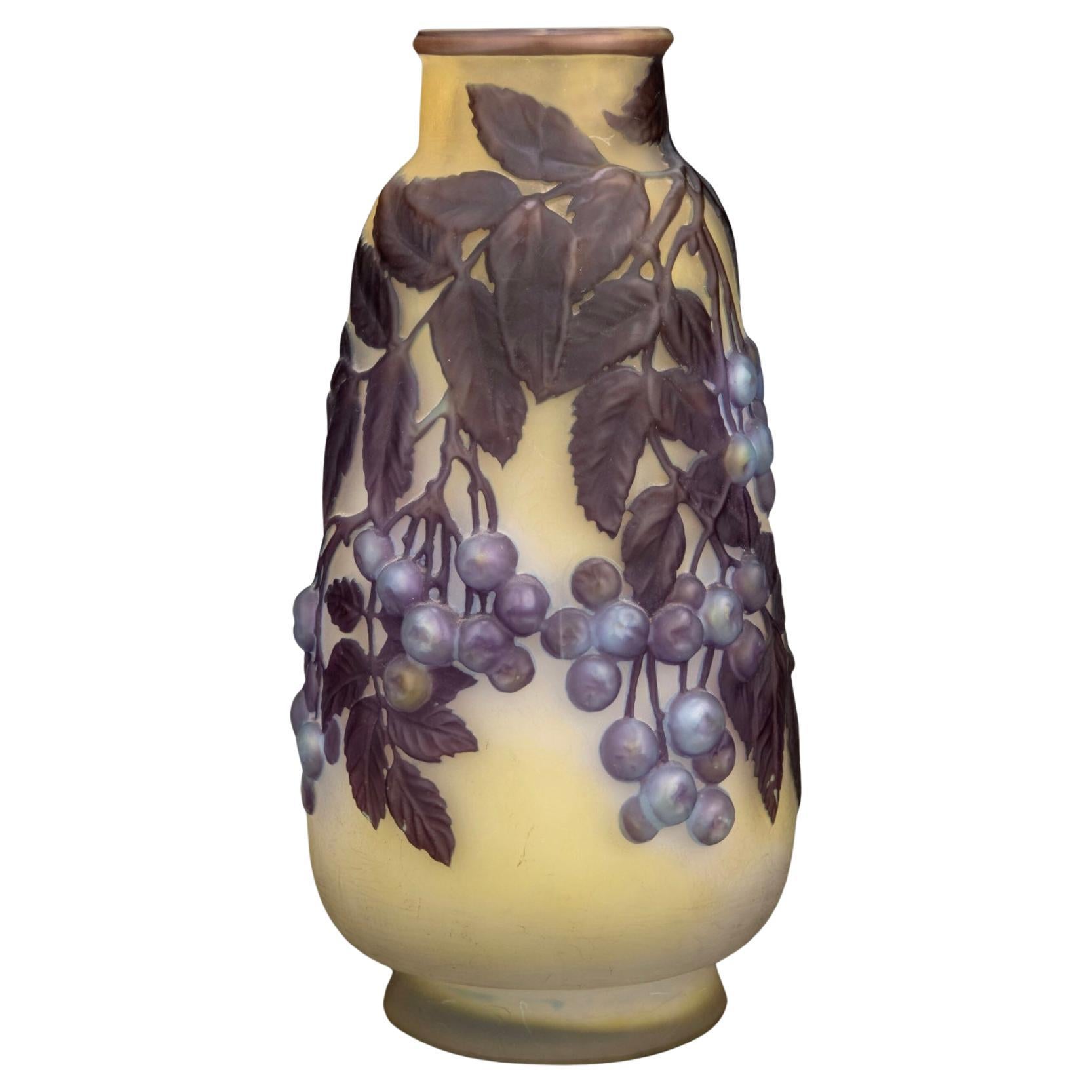Emile Galle Art Nouveau Vase Soufflé Berry en vente