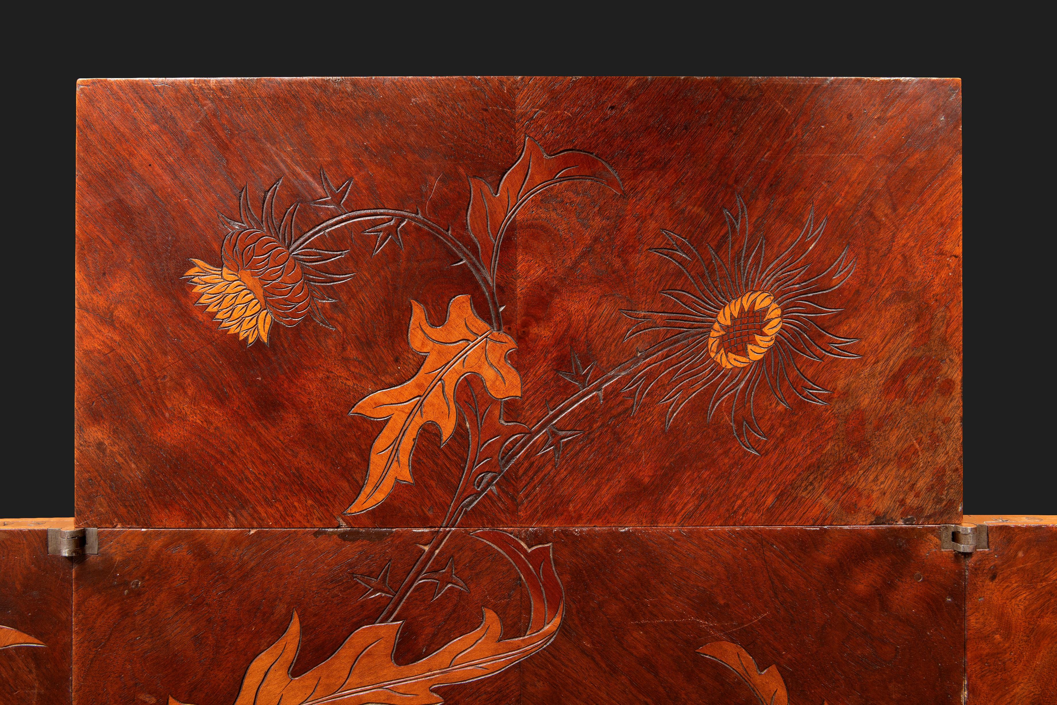 Tavolo da gioco Émile Gallé in legno di noce e intarsio di legno impiallacciato con un fiore. in vendita 2