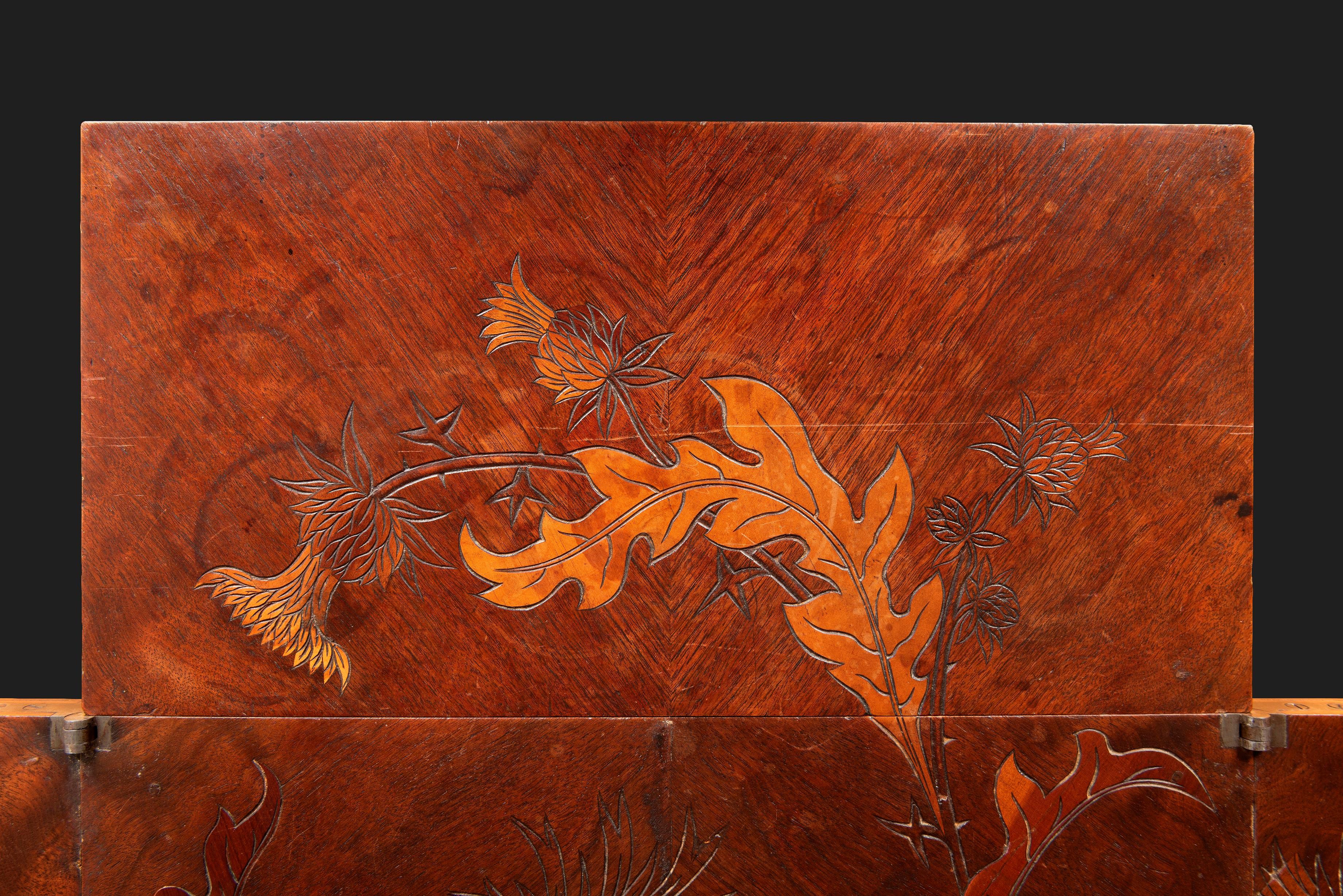 Tavolo da gioco Émile Gallé in legno di noce e intarsio di legno impiallacciato con un fiore. in vendita 4
