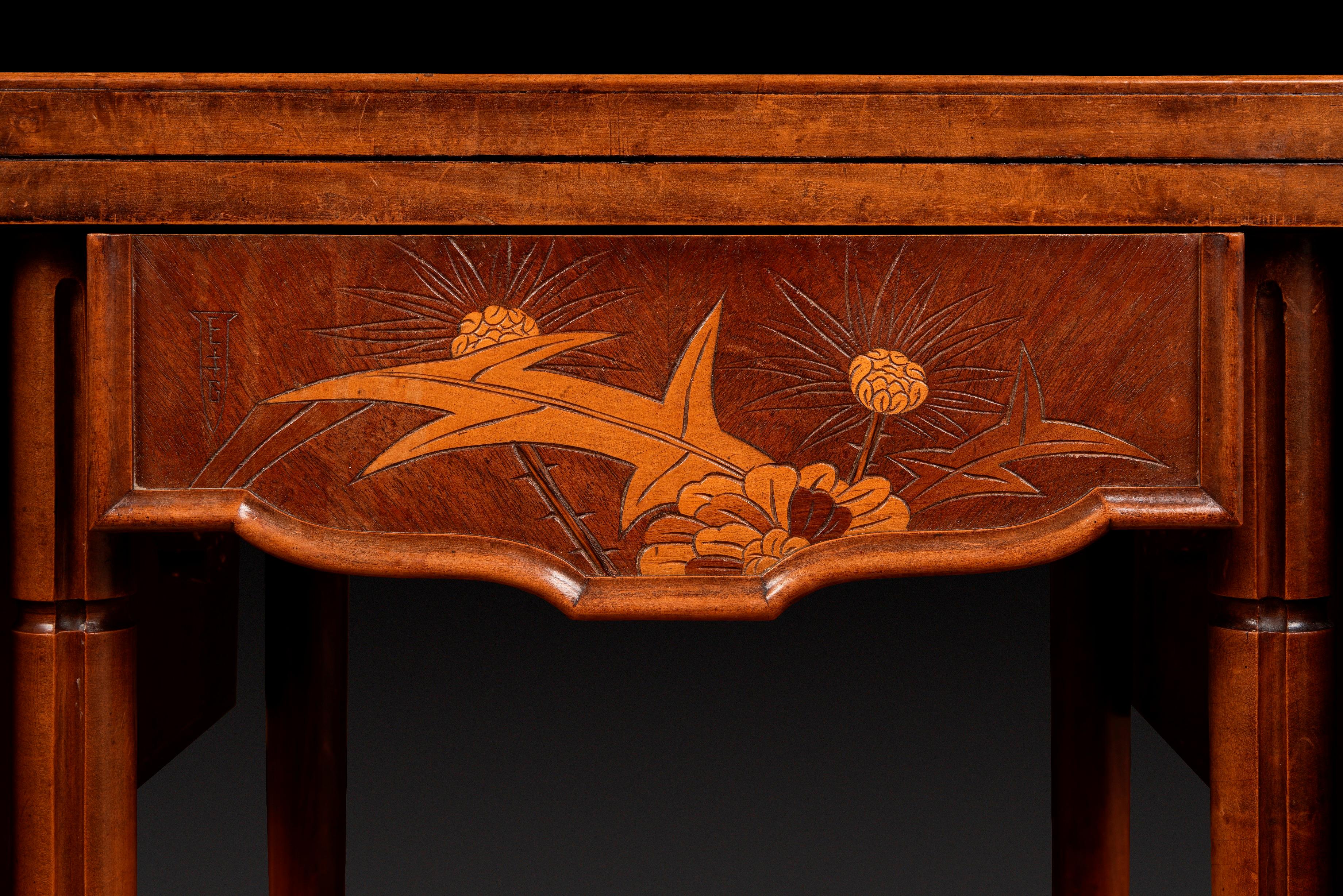 Tavolo da gioco Émile Gallé in legno di noce e intarsio di legno impiallacciato con un fiore. in vendita 5