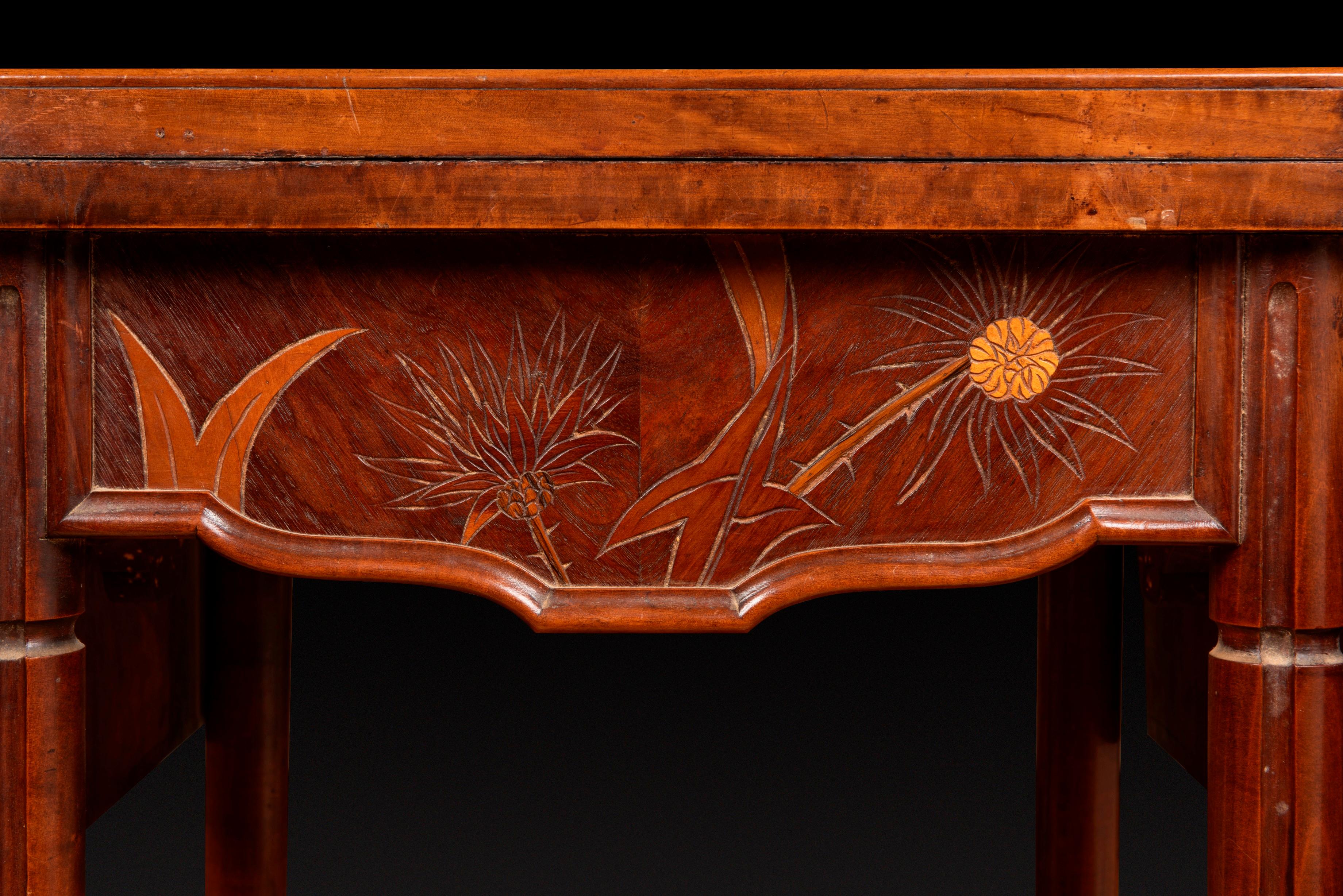 Tavolo da gioco Émile Gallé in legno di noce e intarsio di legno impiallacciato con un fiore. in vendita 6