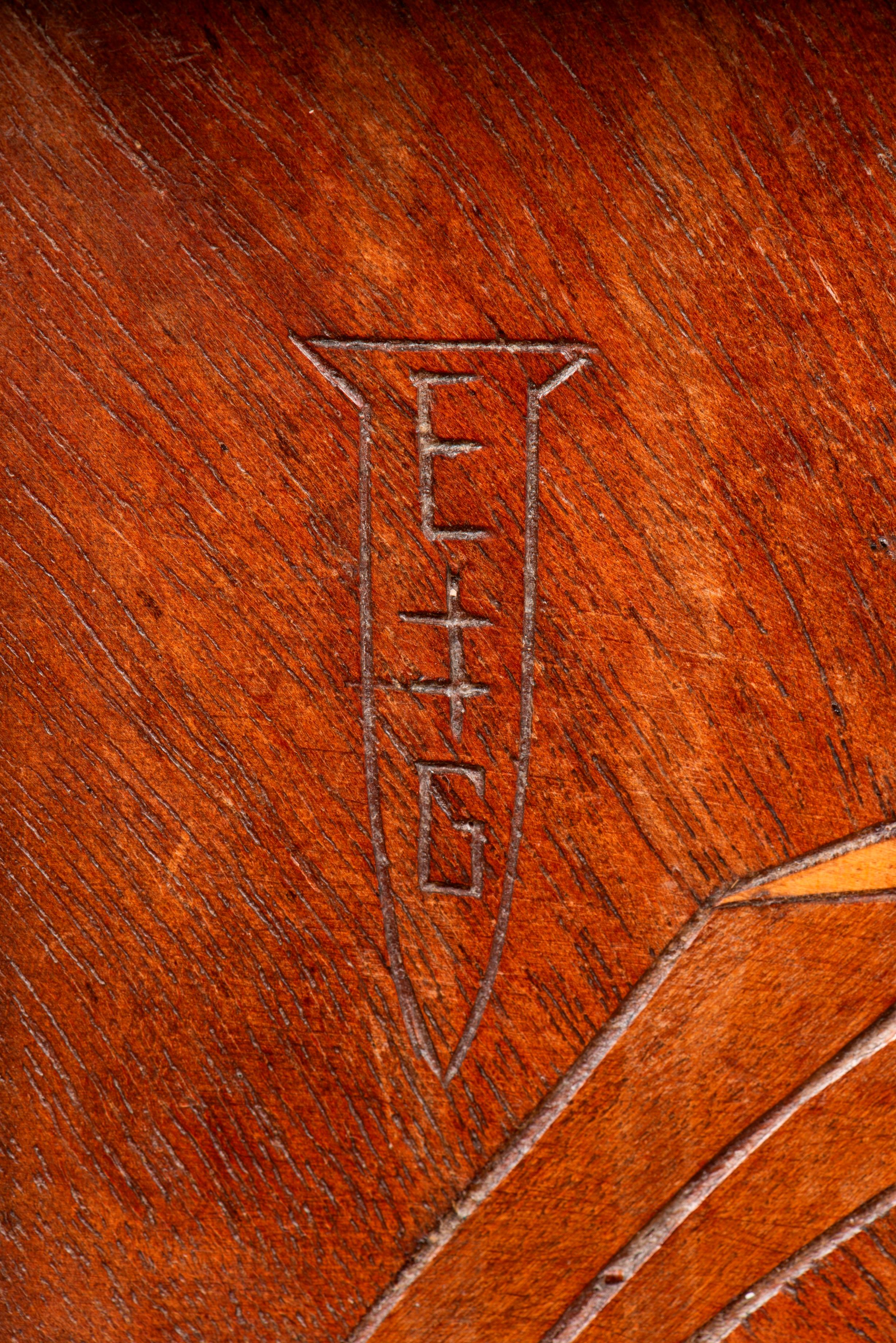 Tavolo da gioco Émile Gallé in legno di noce e intarsio di legno impiallacciato con un fiore. in vendita 7