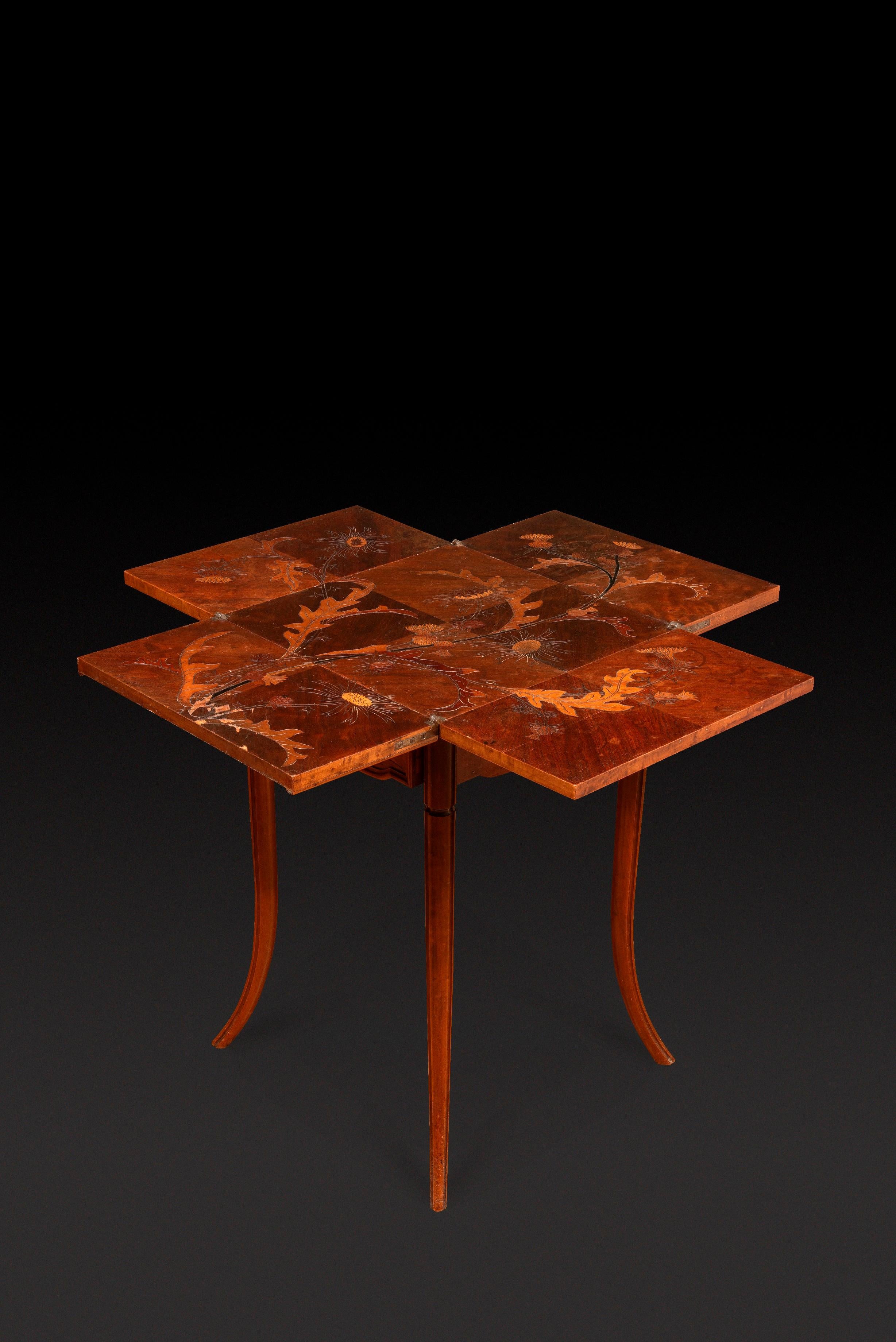 Art Nouveau Tavolo da gioco Émile Gallé in legno di noce e intarsio di legno impiallacciato con un fiore. in vendita