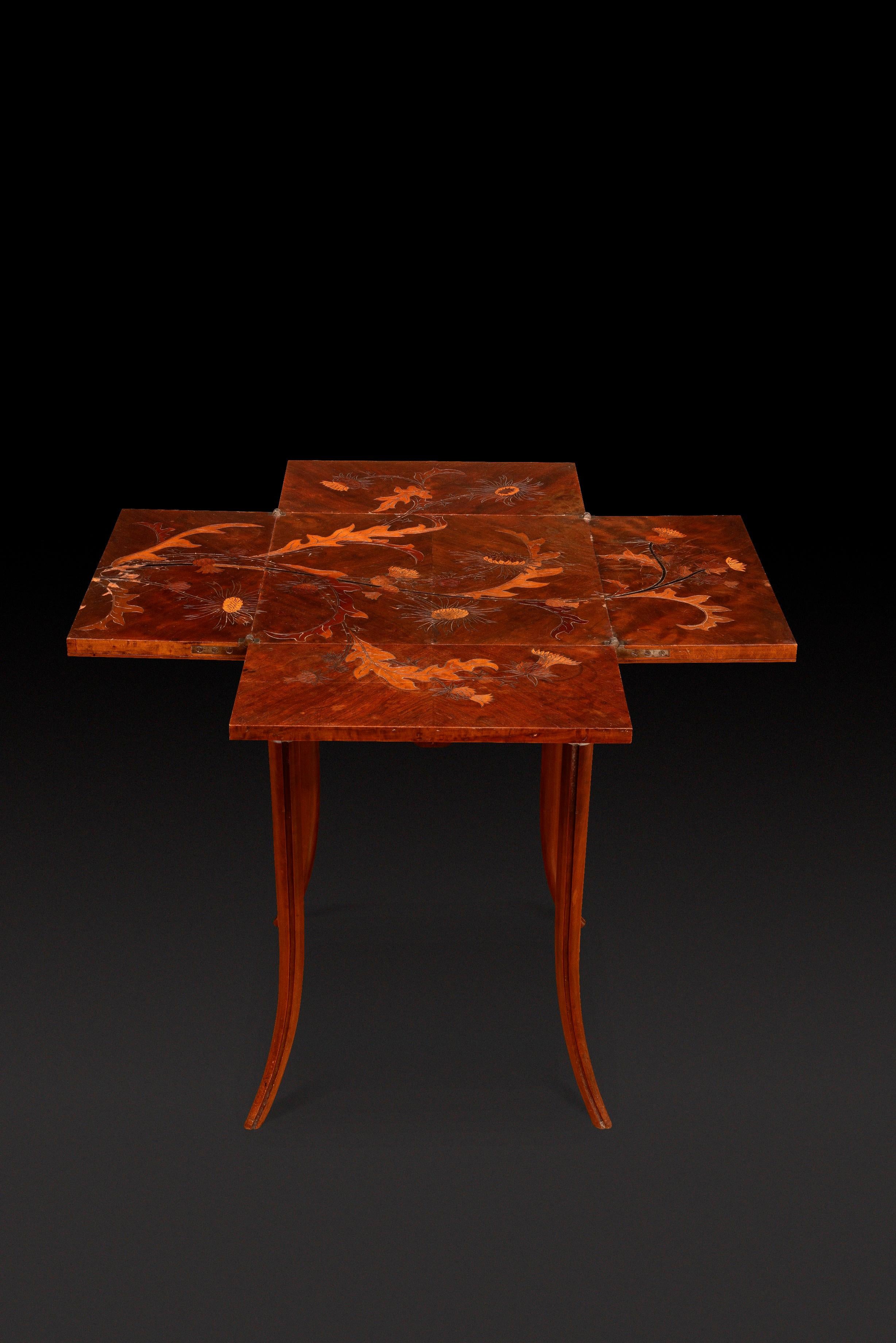 Francese Tavolo da gioco Émile Gallé in legno di noce e intarsio di legno impiallacciato con un fiore. in vendita