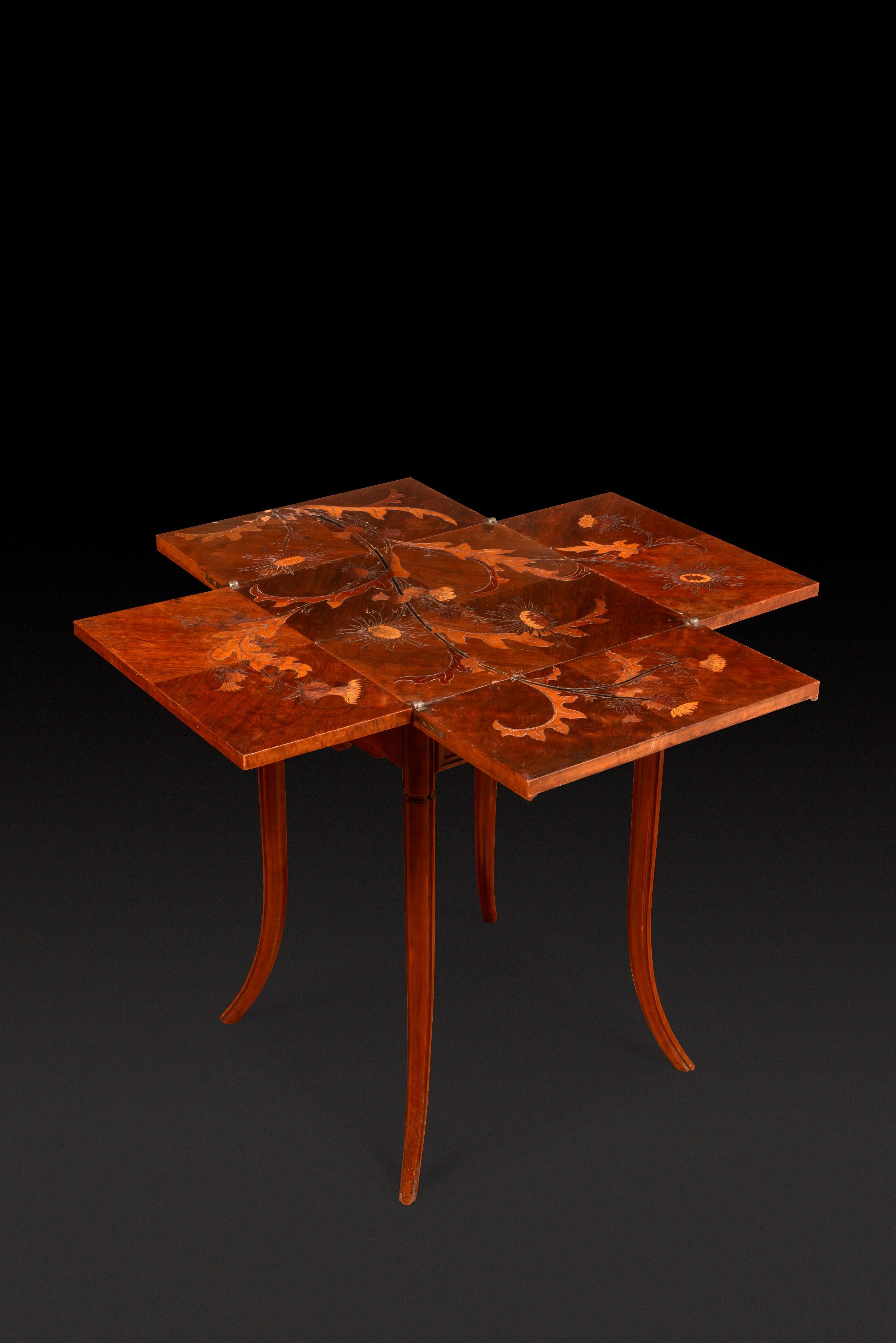 Tavolo da gioco Émile Gallé in legno di noce e intarsio di legno impiallacciato con un fiore. In condizioni buone in vendita a Ixelles, BE
