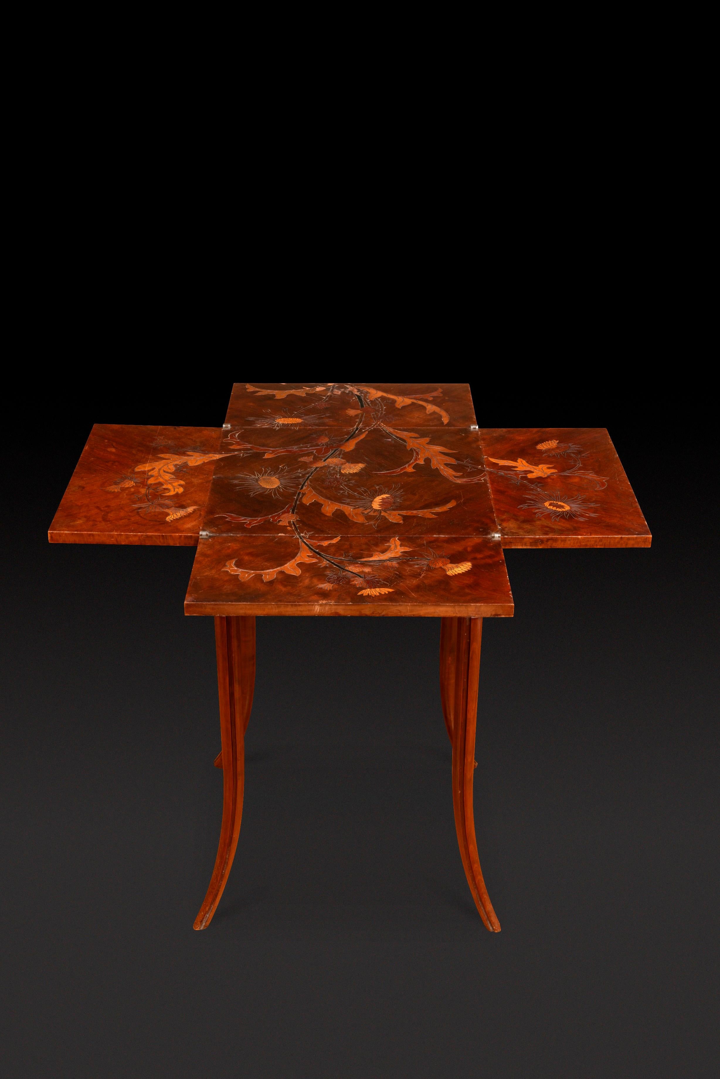 Fine XIX secolo Tavolo da gioco Émile Gallé in legno di noce e intarsio di legno impiallacciato con un fiore. in vendita