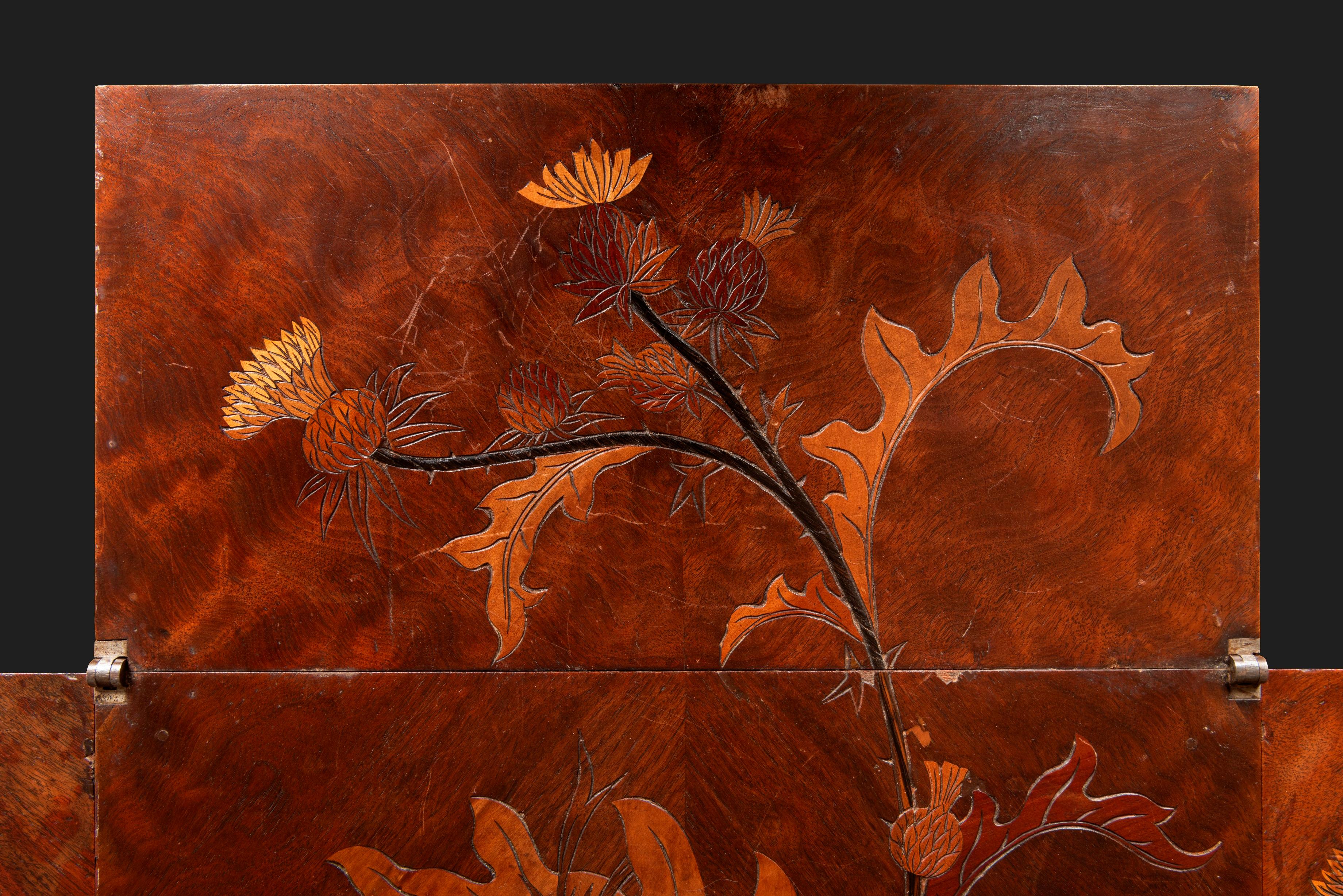 Tavolo da gioco Émile Gallé in legno di noce e intarsio di legno impiallacciato con un fiore. in vendita 1
