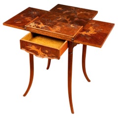 Tavolo da gioco Émile Gallé in legno di noce e intarsio di legno impiallacciato con un fiore.