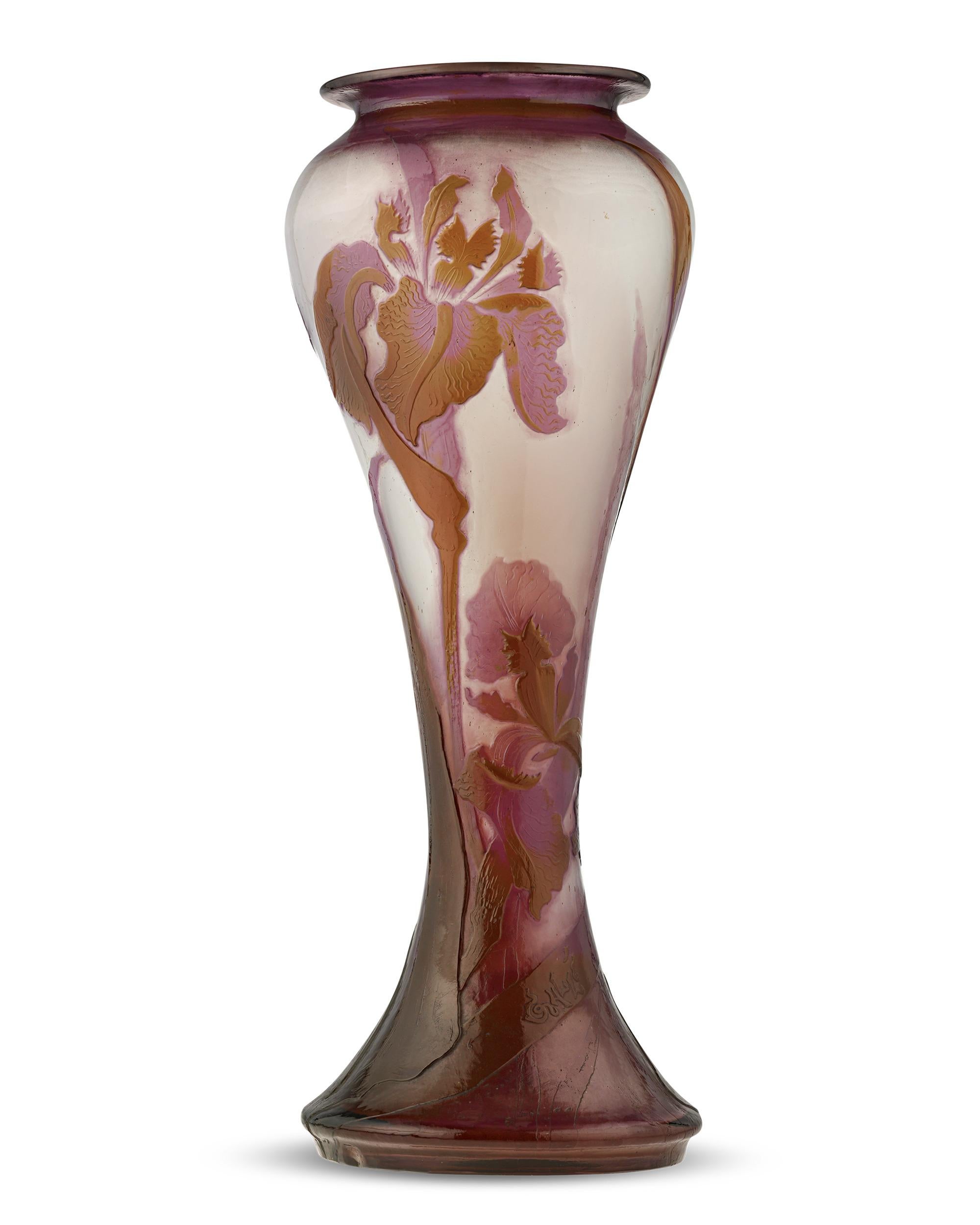 Exceptionnel par sa taille et sa qualité artistique, ce vase en verre d'art camée poli au sable est l'œuvre du célèbre maître de l'Art nouveau Émile Gallé, l'un des noms les plus réputés de la verrerie française. L'amour de l'artiste pour la Nature